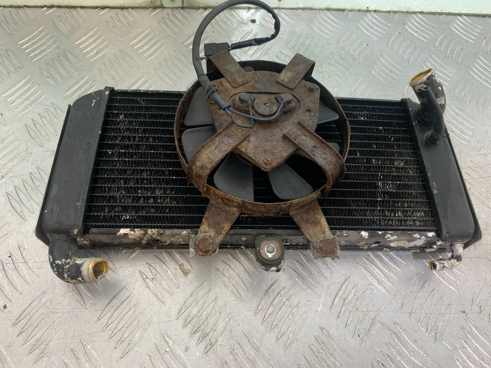 YAMAHA FZS600 FAZER 600 RADIATOR AND FAN YEAR 1998-2001 (CMB1267)