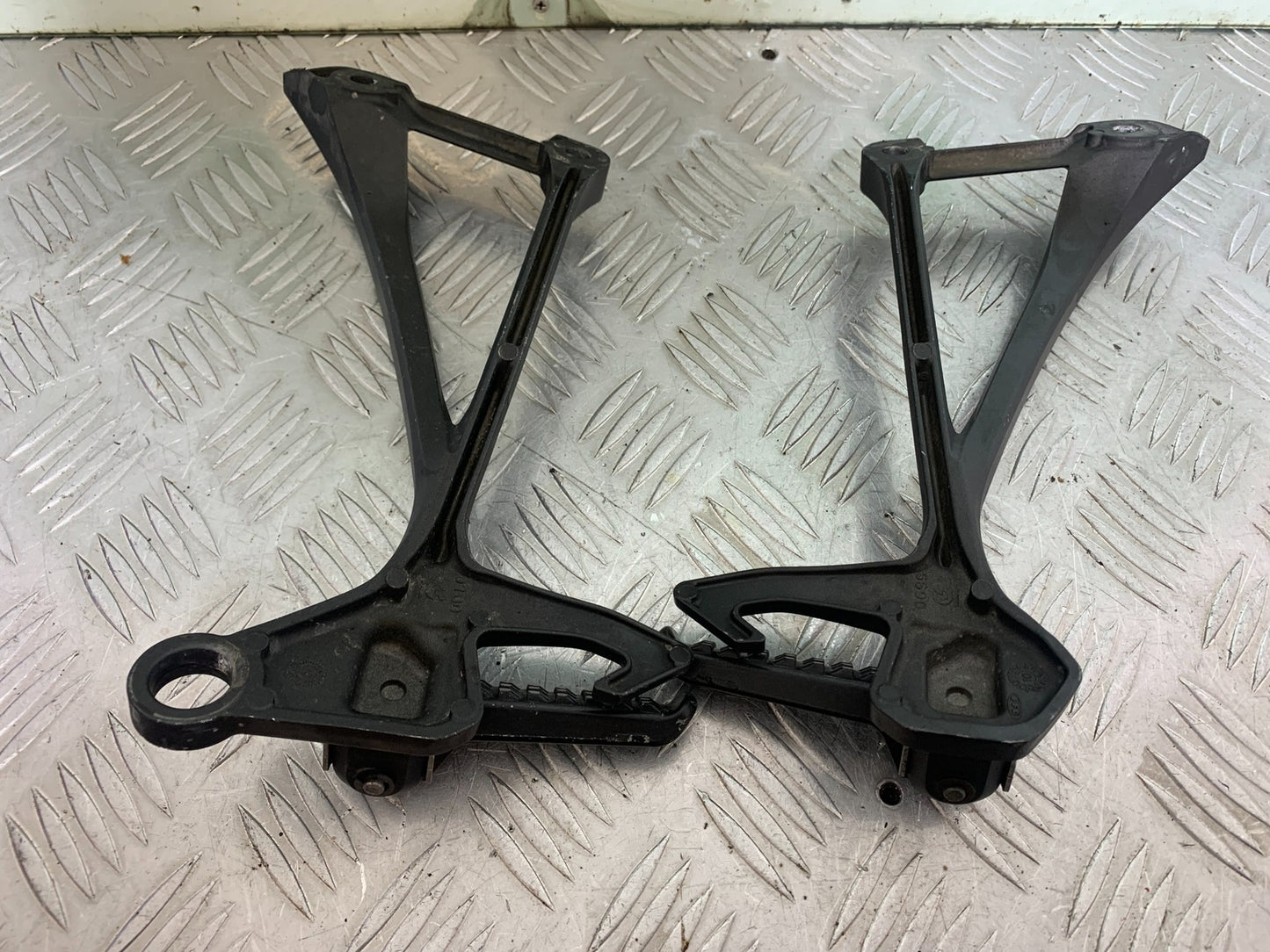 KAWASAKI ZX10R ZX 10R REAR HANGERS AND PEGS   YEAR 2011-2015 (CMB1154)