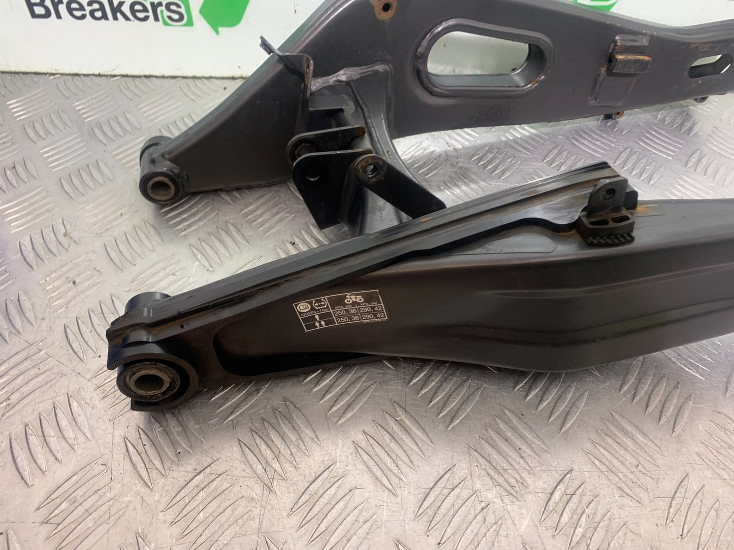 YAMAHA YZF R7 SWINGARM YEAR 2022-2025 (CMB1255)