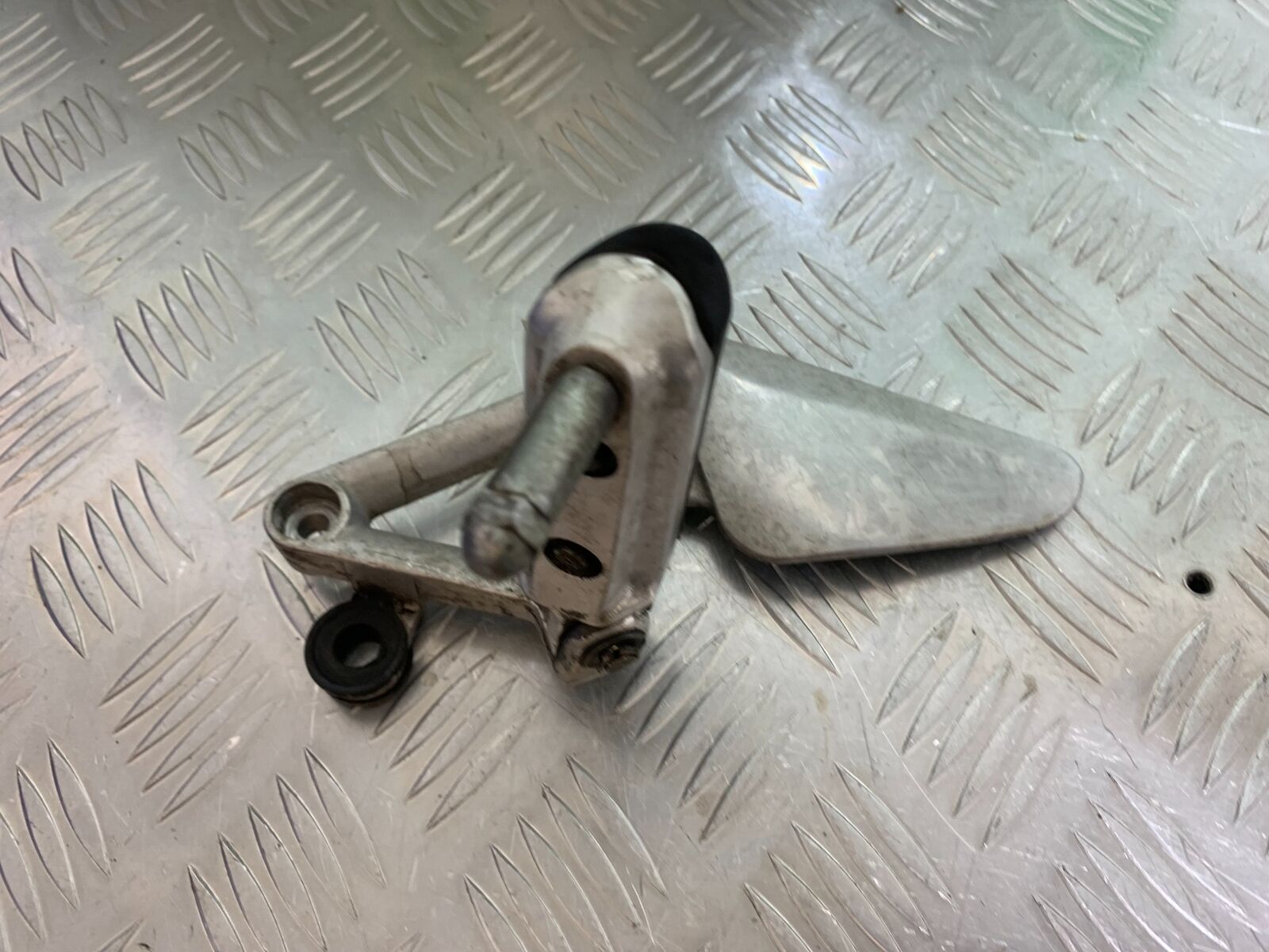 HONDA CBR1100 BLACKBIRD FRONT LEFT HANGER AND PEG  YEAR 1996-1998 (CMB1017)