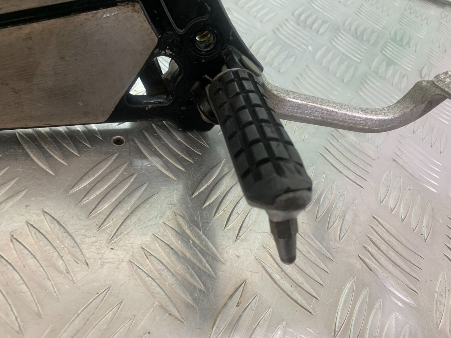 KAWASAKI ZR 750 ZEPHYR FRONT RIGHT HANGER  YEAR 1991-95 (CMB1008)