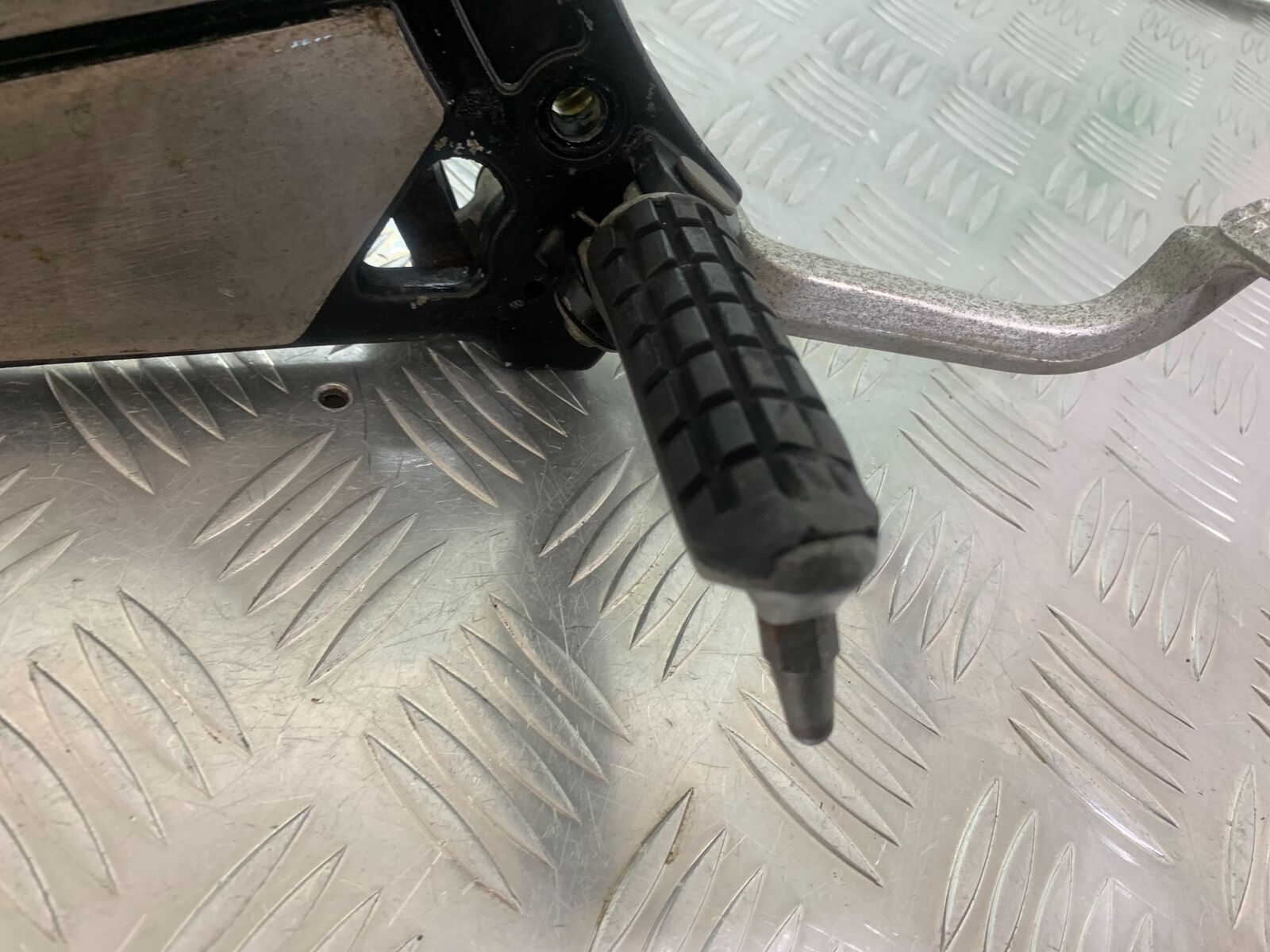 KAWASAKI ZR 750 ZEPHYR FRONT RIGHT HANGER  YEAR 1991-95 (CMB1008)