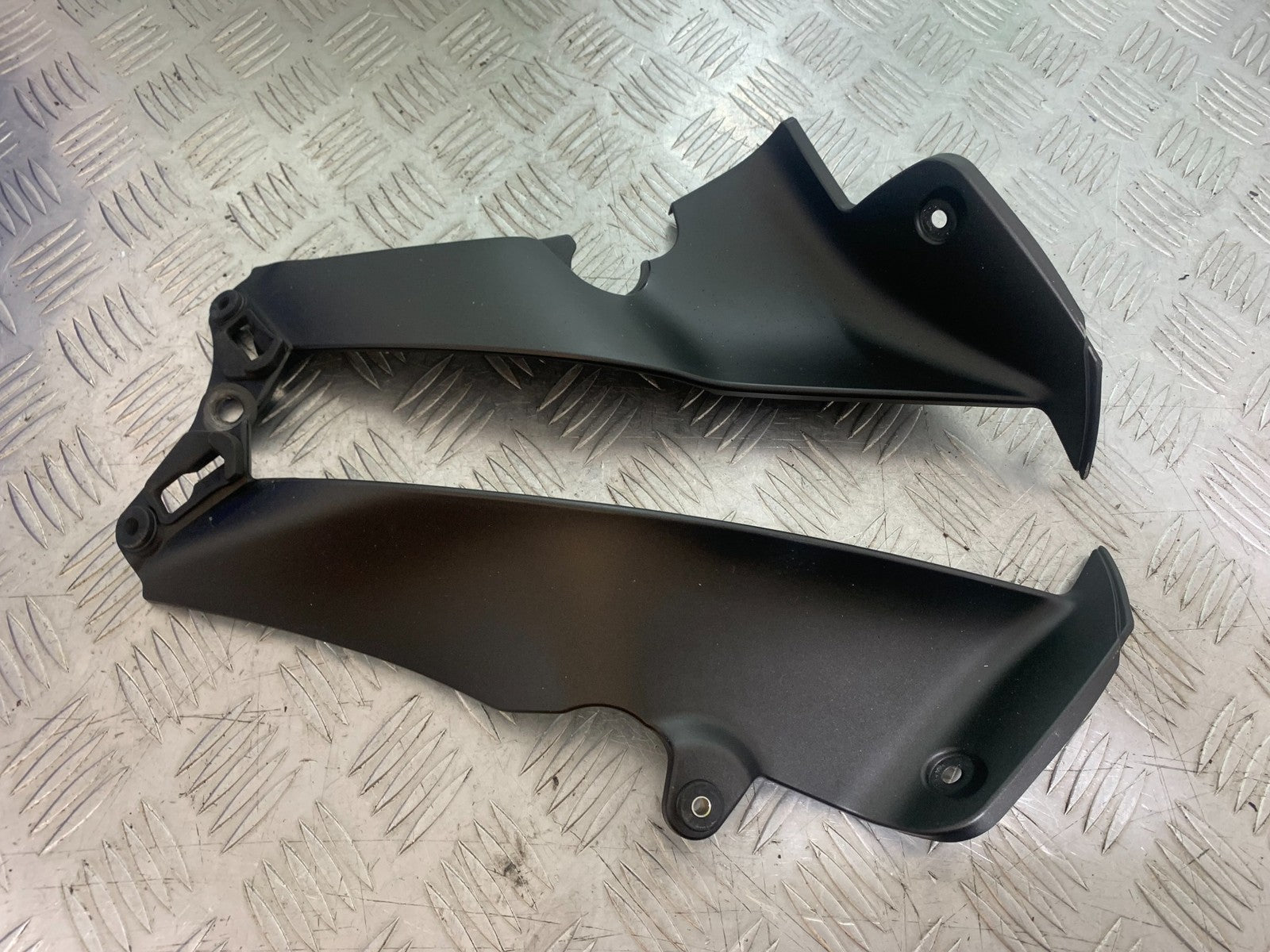 YAMAHA YZF R1 14 B BIG BANG LEFT AND RIGHT INFILL COVERS   2009-14 (CMB1175)