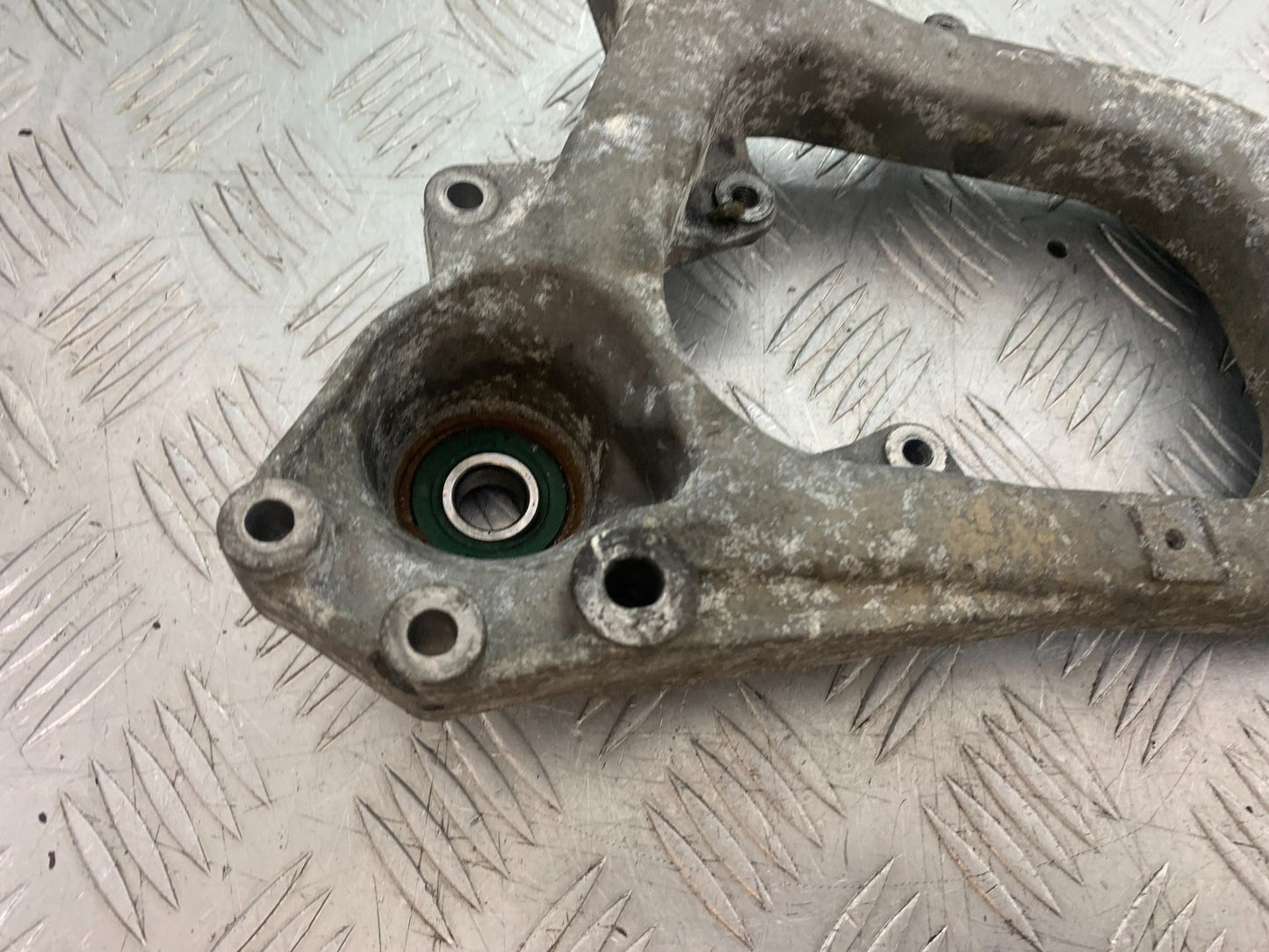 PIAGGIO MP3 250 ie EXHAUST BRACKET  YEAR 2007 (CMB1307)