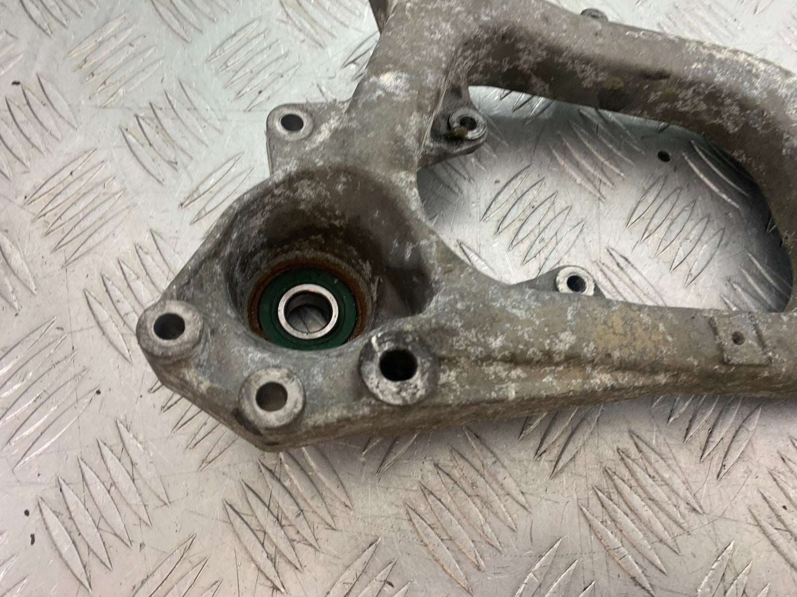 PIAGGIO MP3 250 ie EXHAUST BRACKET  YEAR 2007 (CMB1307)