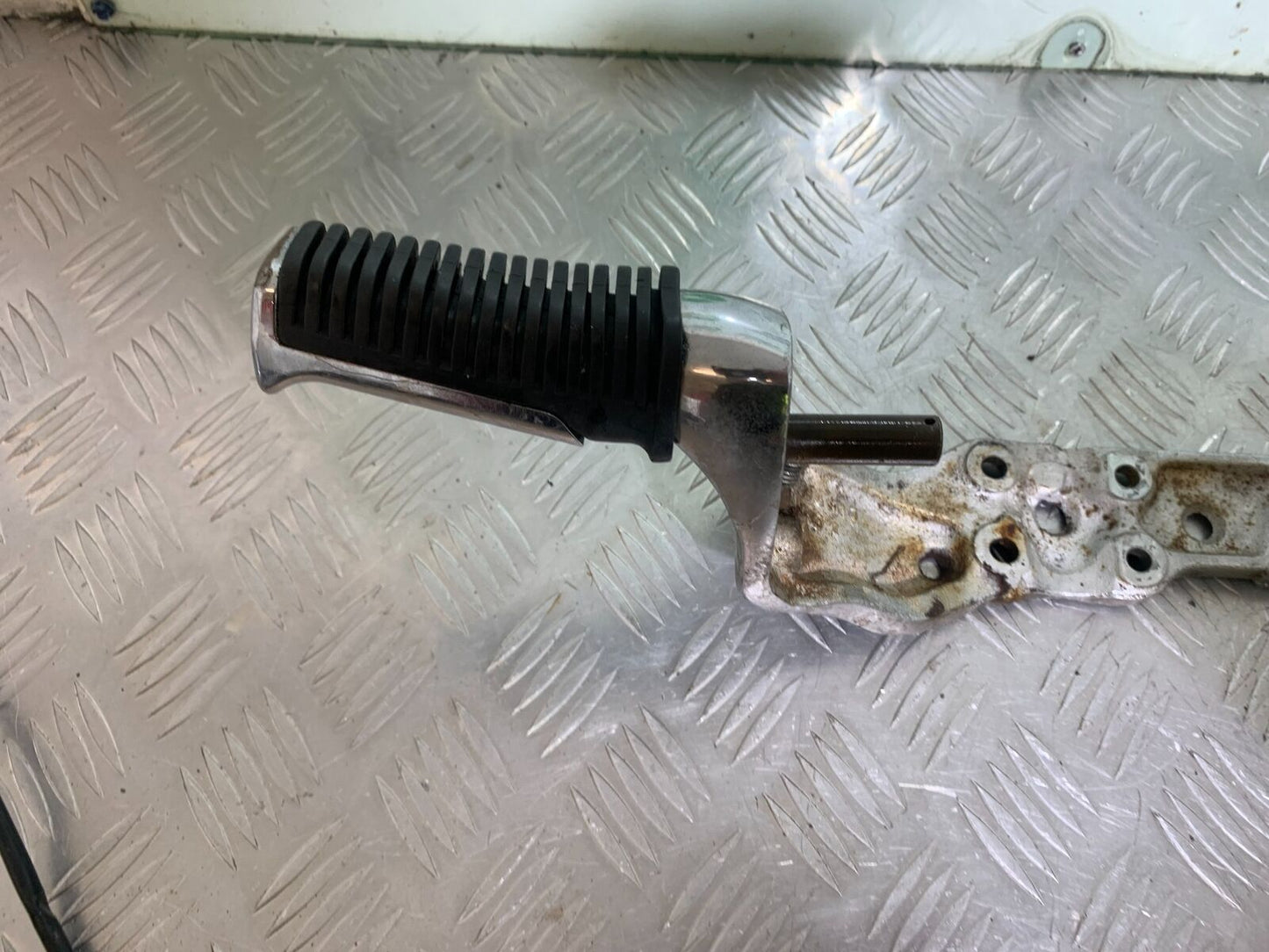 SUZUKI VS1400 VS 1400 INTRUDER FOOTRESTS AND BRACKET   YEAR 1988 (CMB1077)