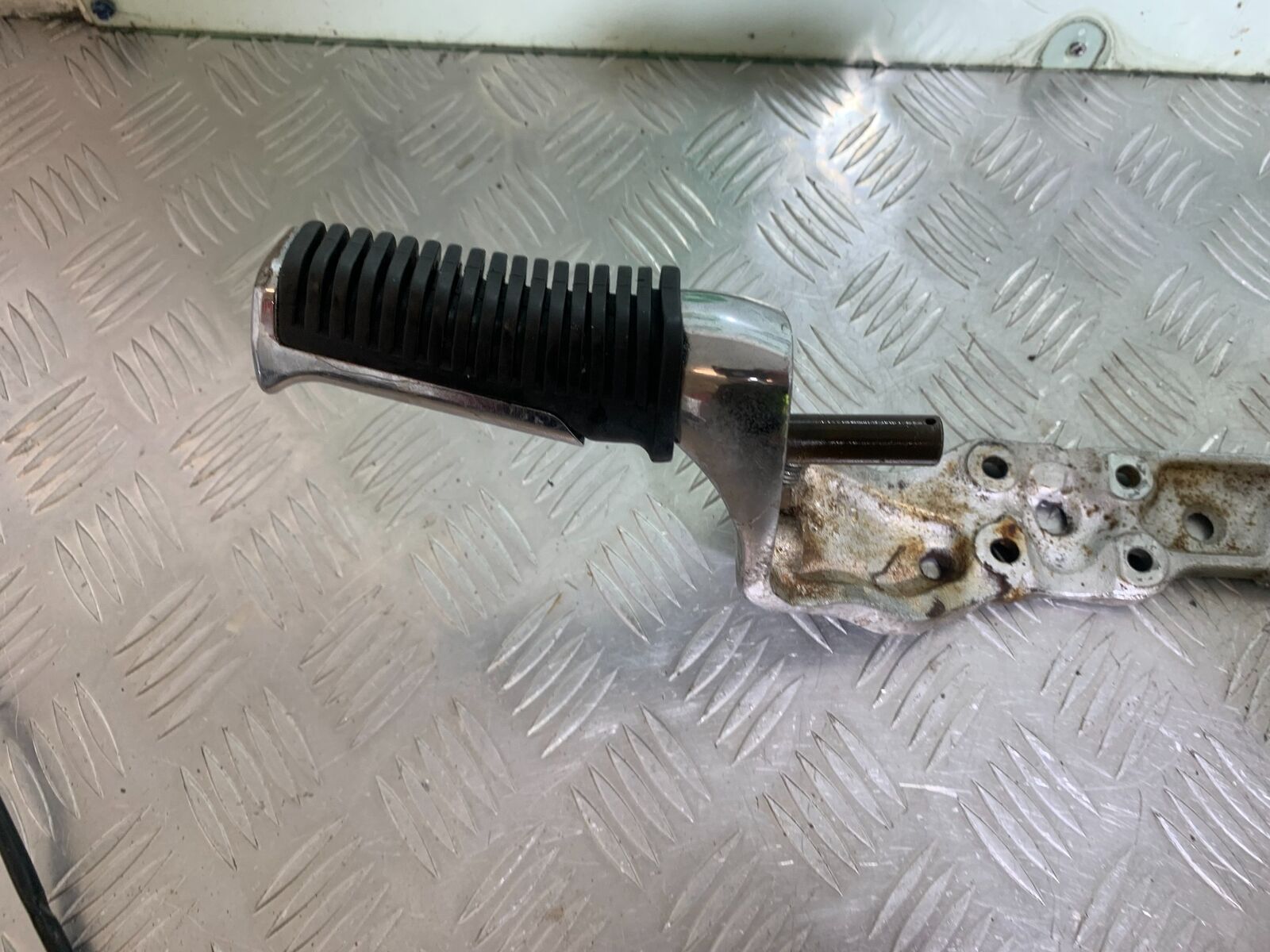SUZUKI VS1400 VS 1400 INTRUDER FOOTRESTS AND BRACKET   YEAR 1988 (CMB1077)
