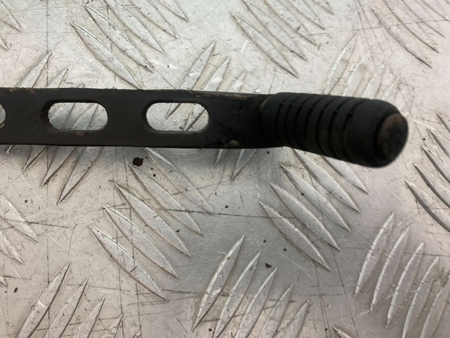 SINNIS HOODLUM 125 HANGER HANGER AND GEAR LEVER    YEAR 2021-2025 (CMB1196)