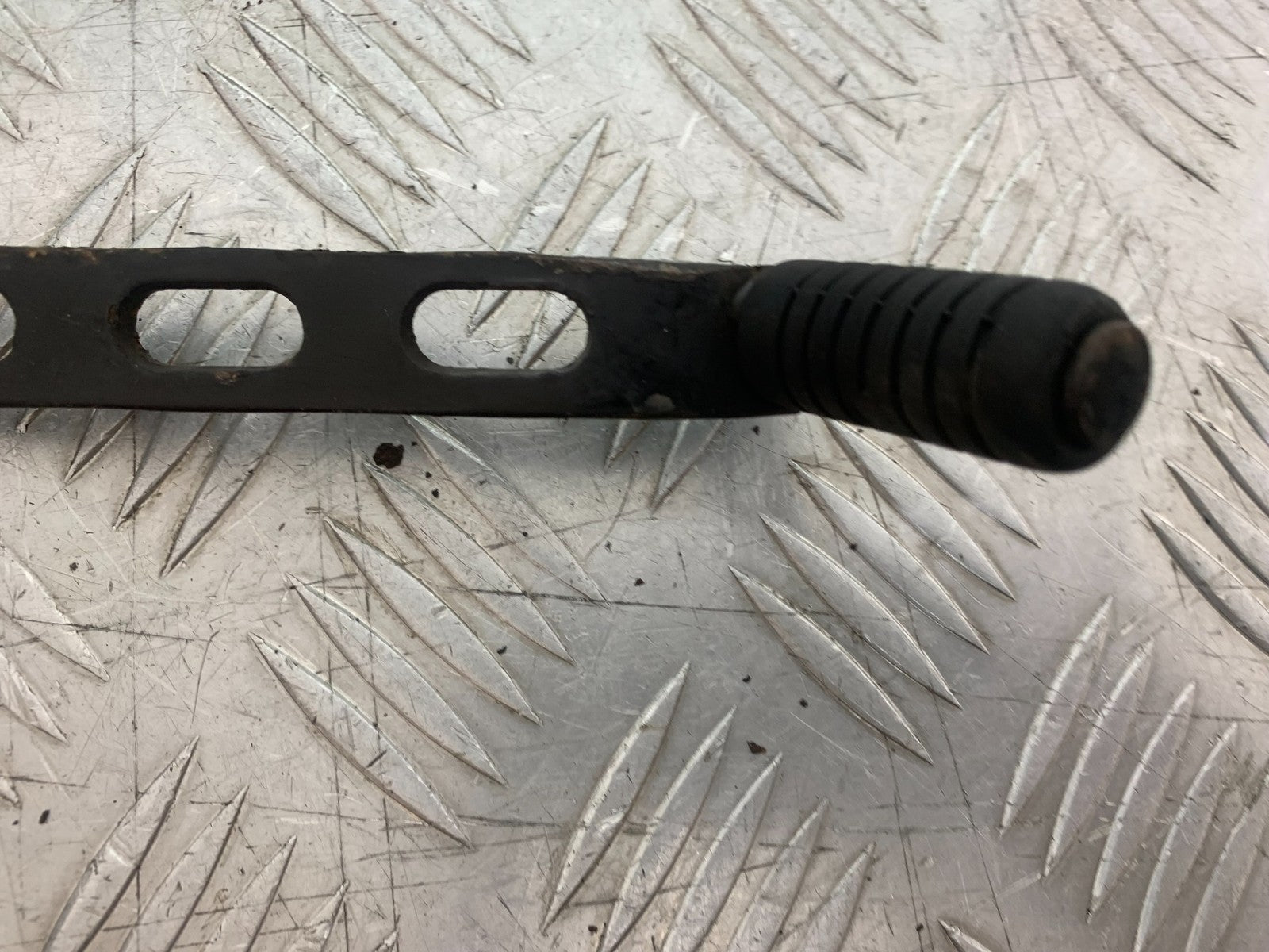 SINNIS HOODLUM 125 HANGER HANGER AND GEAR LEVER    YEAR 2021-2025 (CMB1196)