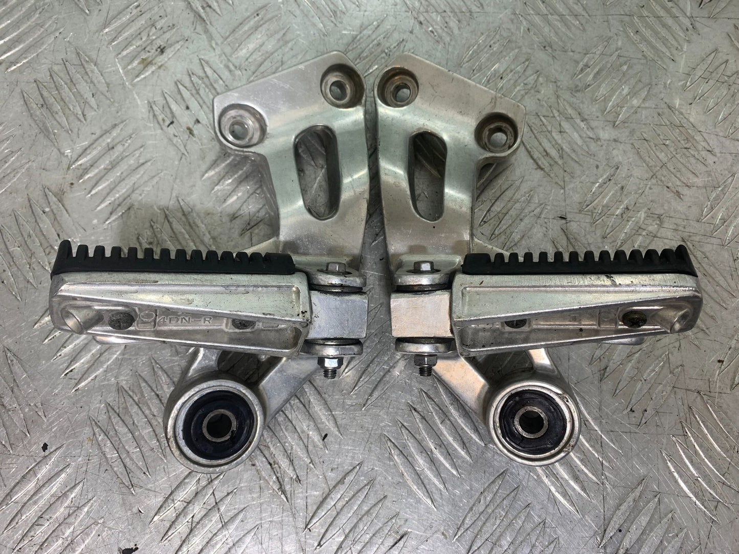 YAMAHA XJ900 XJ 900 DIVERSION REAR HANGERS AND PEGS  YEAR 1994-2002 (CMB1292)