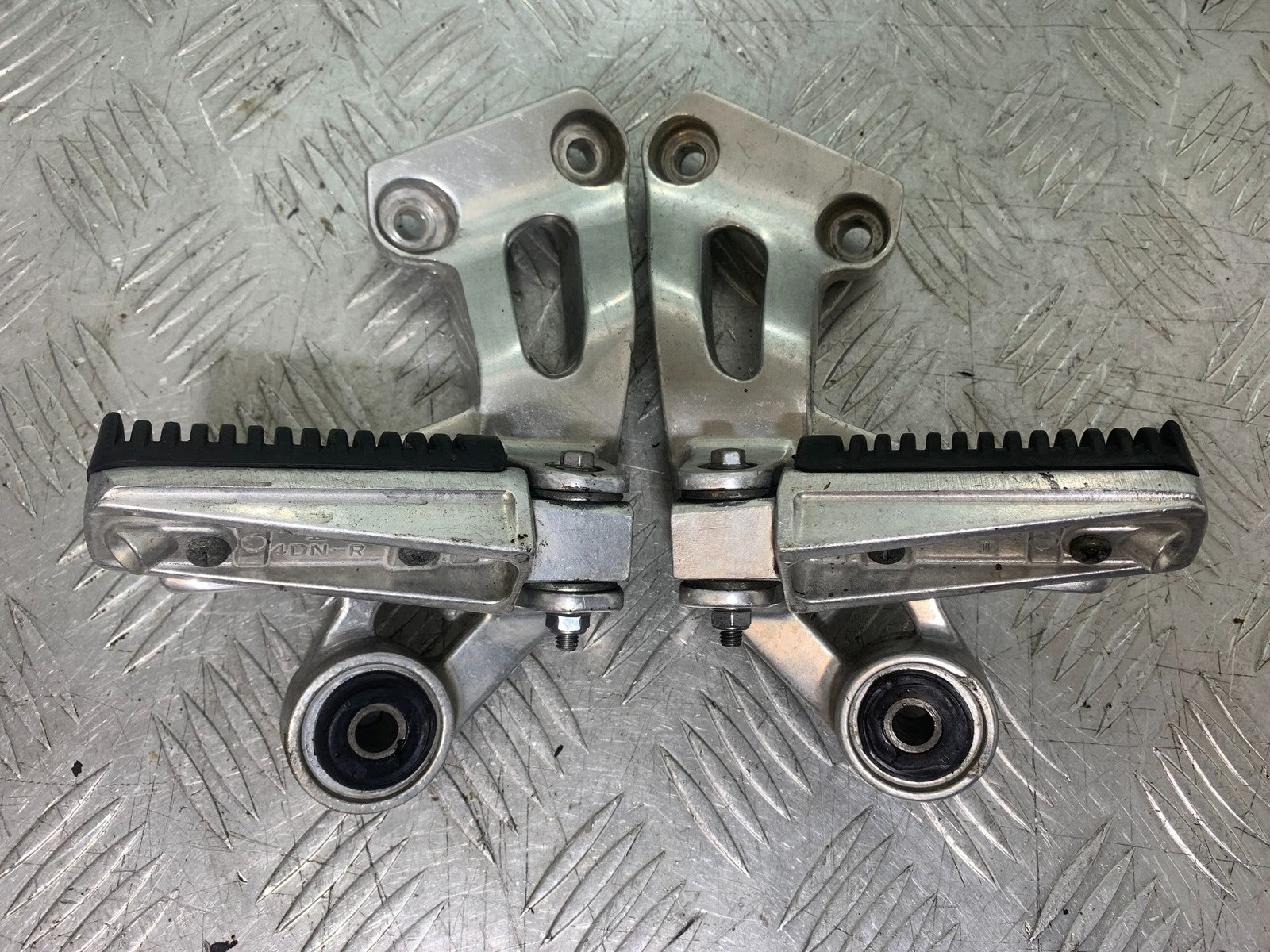 YAMAHA XJ900 XJ 900 DIVERSION REAR HANGERS AND PEGS  YEAR 1994-2002 (CMB1292)