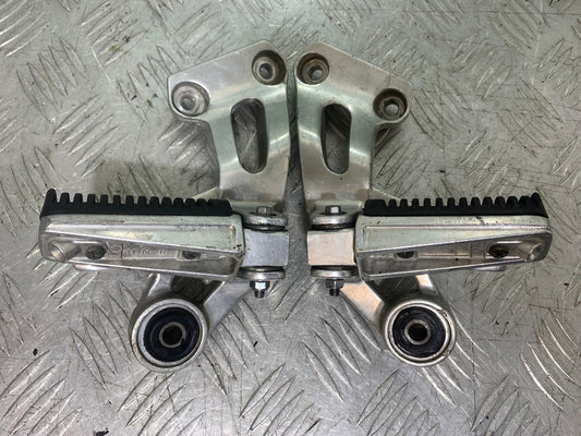 YAMAHA XJ900 XJ 900 DIVERSION REAR HANGERS AND PEGS  YEAR 1994-2002 (CMB1292)
