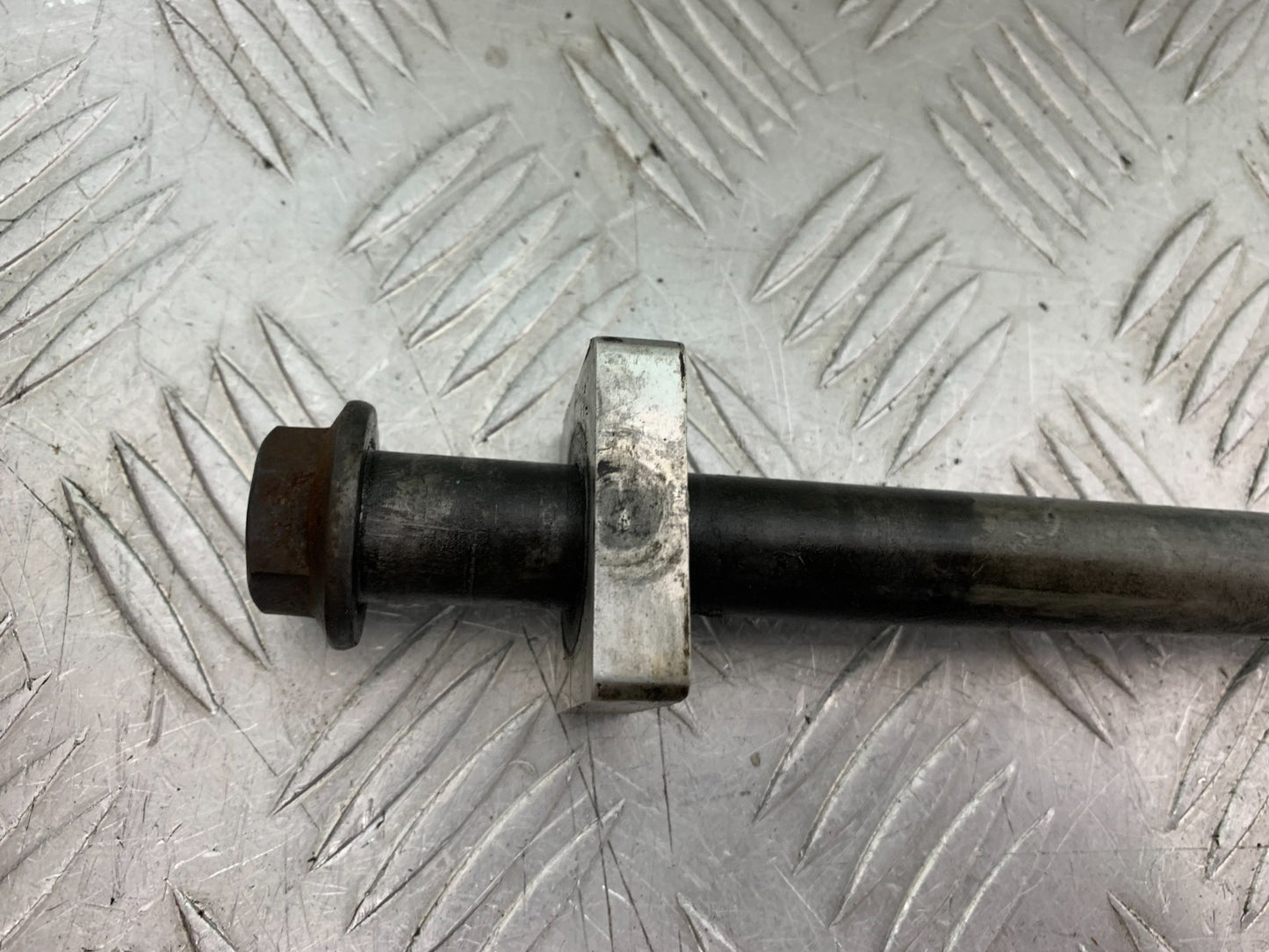 KAWASAKI ZX9R ZX9 R REAR WHEEL SPINDLE  YEAR 1998-1999 (CMB1329)