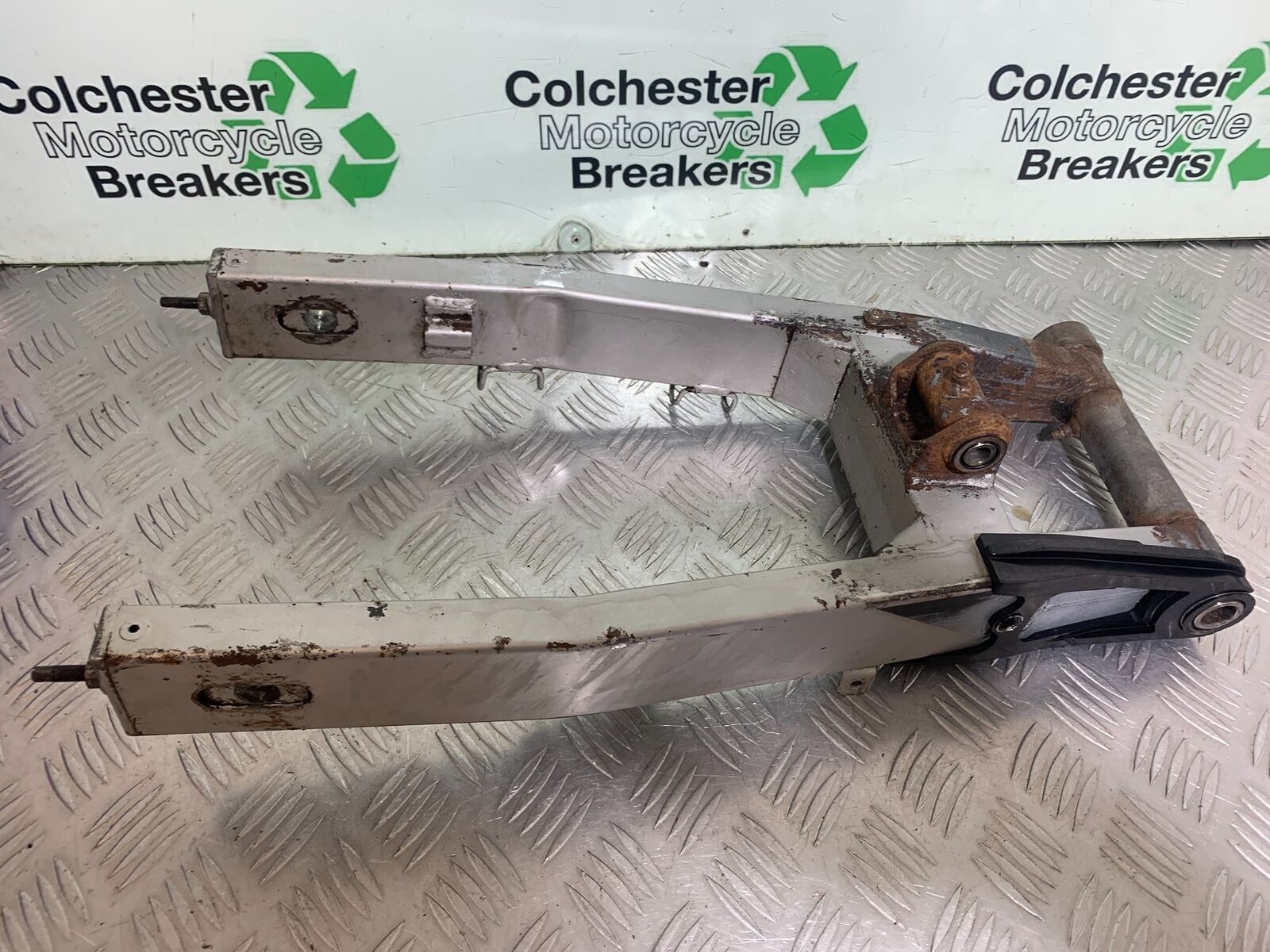 KAWASAKI Z750 ZR750 ZR-7S SWINGARM YEAR 1999-05 (CMB1135)