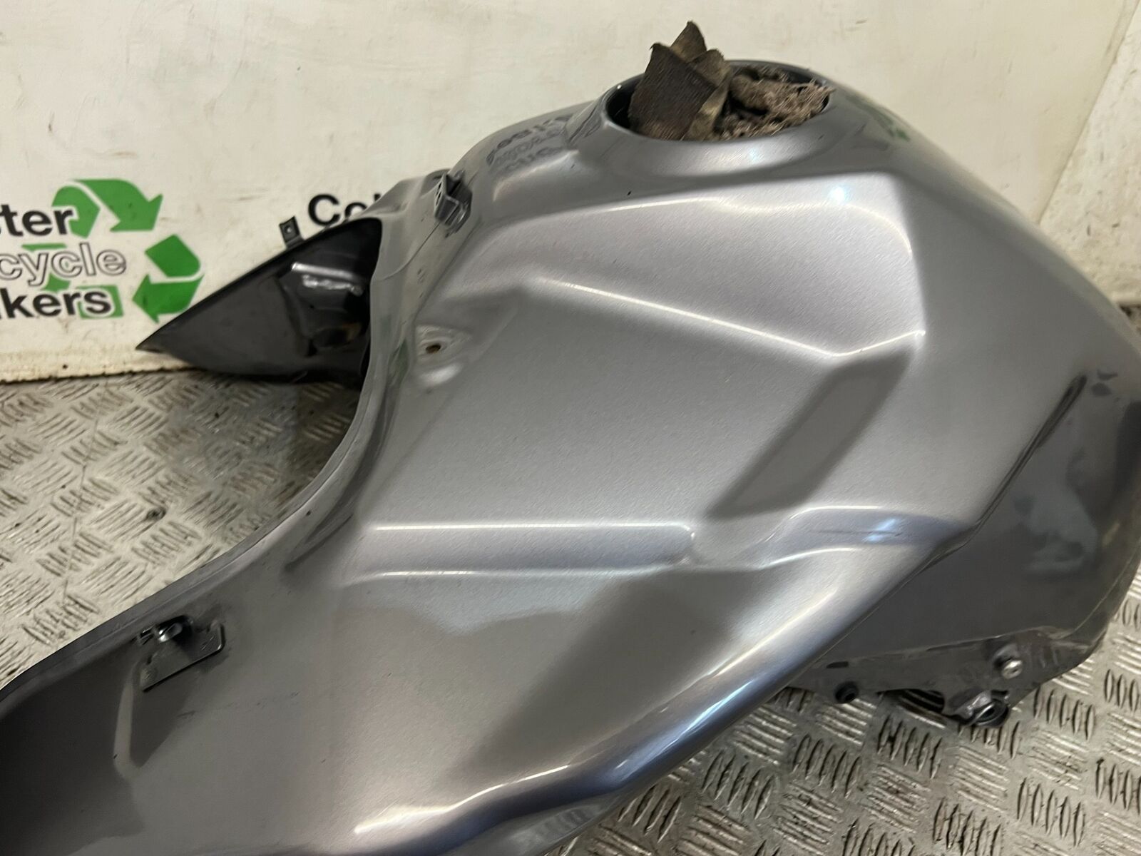 TRIUMPH TIGER 1200 EXPLORER PETROL FUEL TANK YEAR 2012-2015 (STOCK 901)