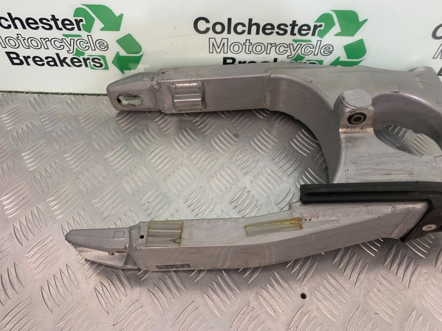 TRIUMPH 955I SPRINT RS SWINGARM  YEAR 1999-04 (STOCK 989)