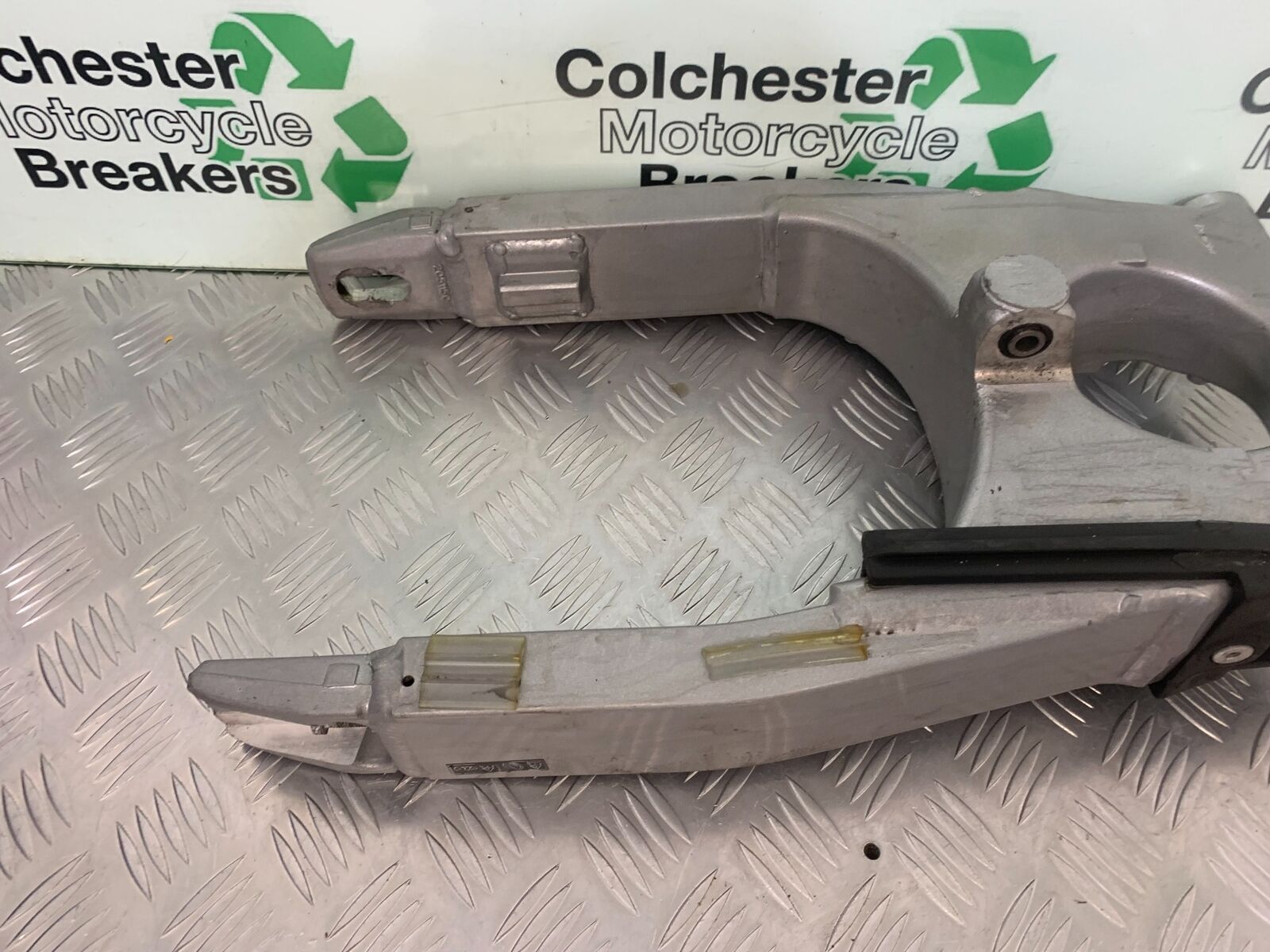 TRIUMPH 955I SPRINT RS SWINGARM  YEAR 1999-04 (STOCK 989)