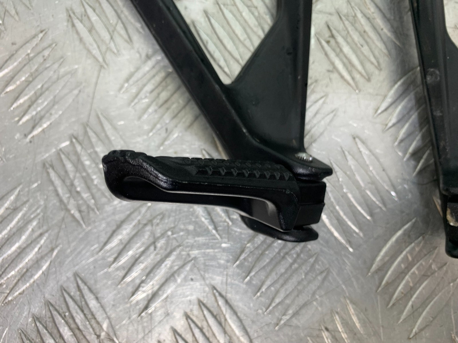 KTM 1290 SUPER DUKE R REAR HANGERS AND PEGS    YEAR 2020-2024 (CMB1272)