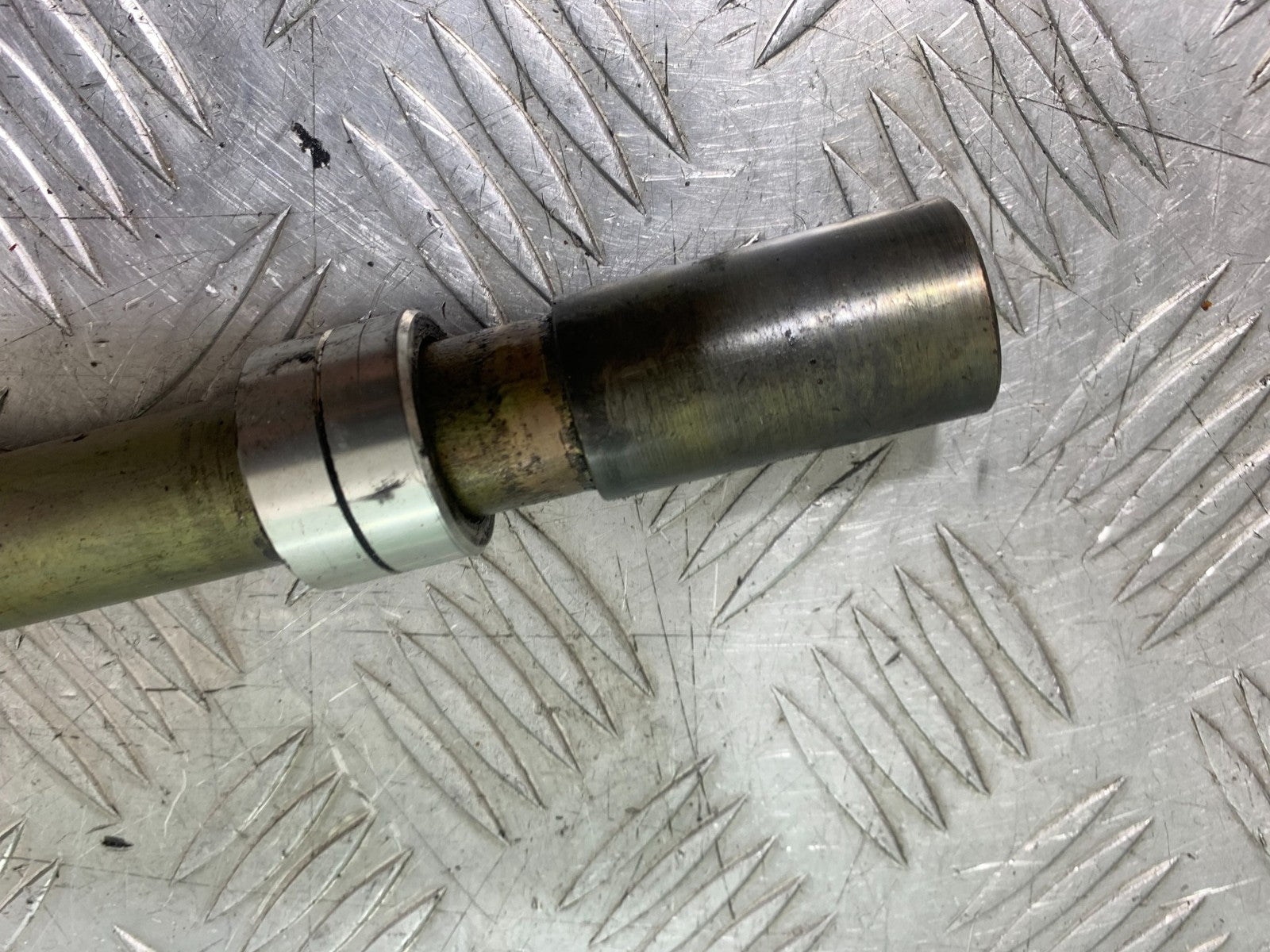 TRIUMPH 1050 SPRINT ST FRONT WHEEL SPINDLE 2004-2007 (CMB1197)