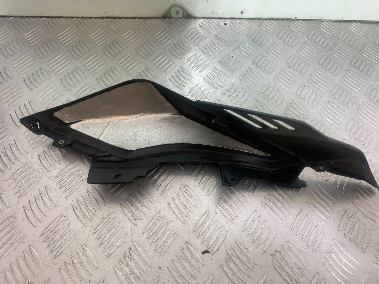 APRILIA SL750 SL 750 SHIVER RIGHT SEAT PANEL   YEAR 2008-2016 (CMB1242)