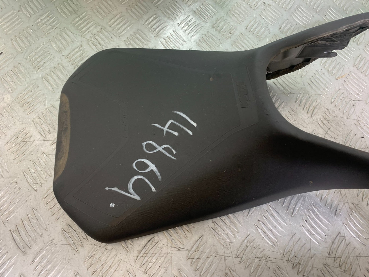 KTM 125 DUKE FRONT SEAT  YEAR 2018-2023 (CMB1185)