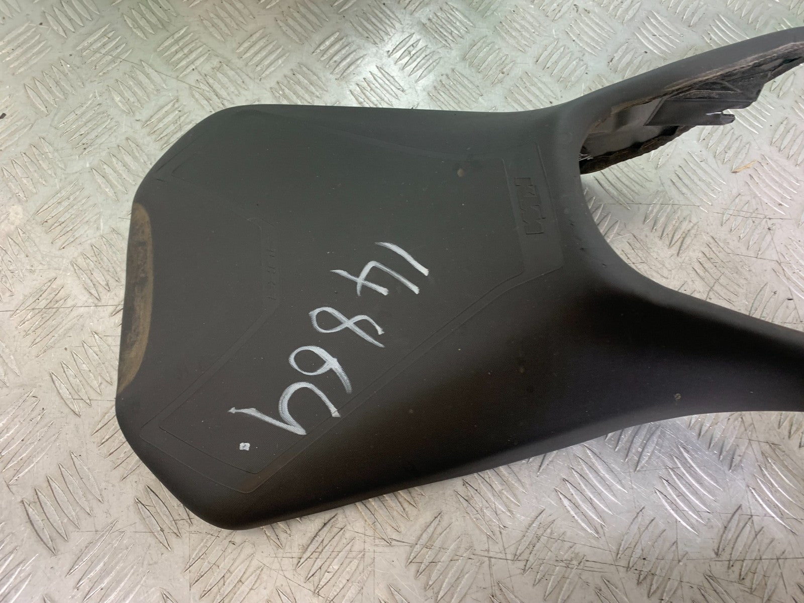 KTM 125 DUKE FRONT SEAT  YEAR 2018-2023 (CMB1185)