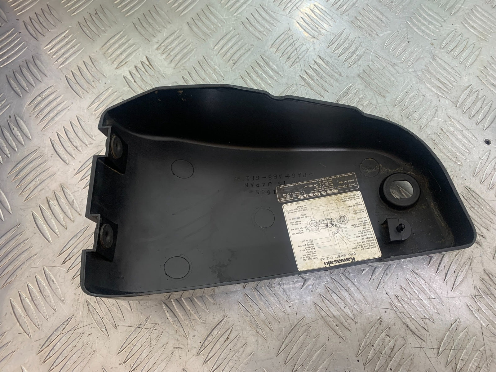 KAWASAKI VN1500 CLASSIC SEAT SIDE PANEL  YEAR 1999 -2006 (CMB1166)