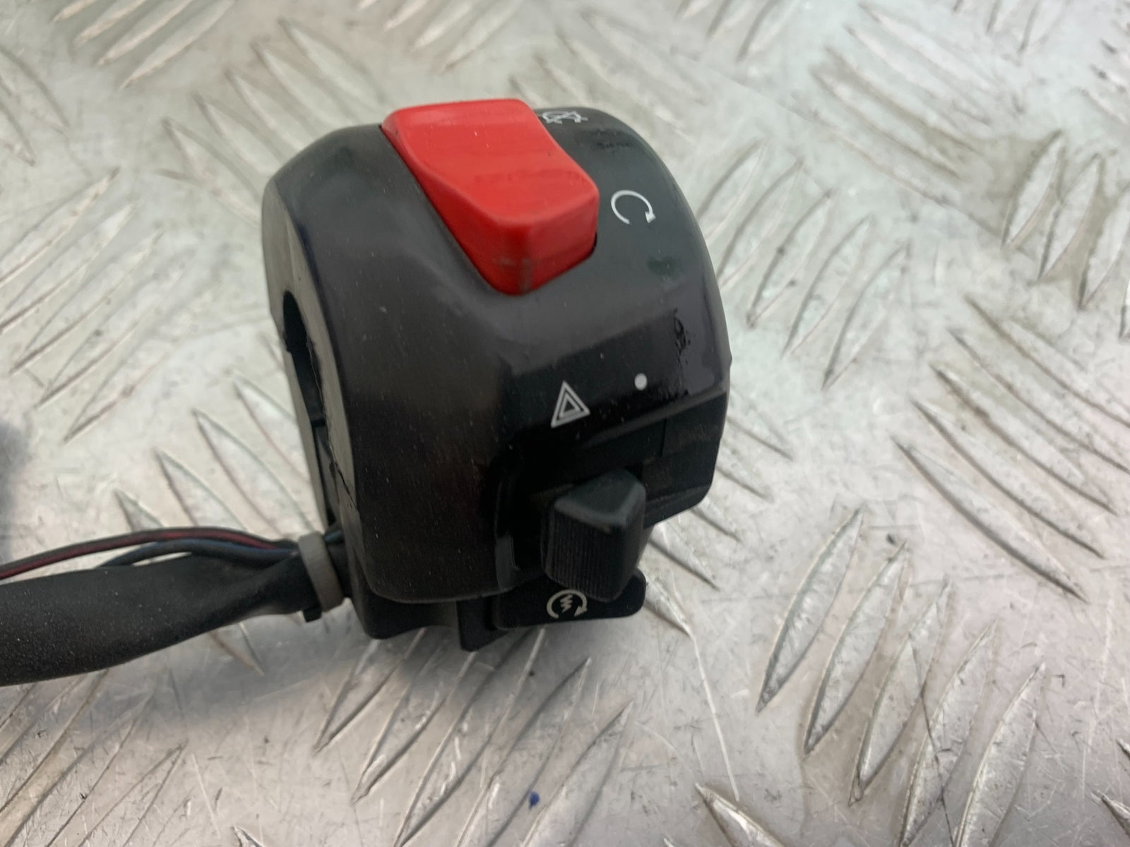 SUZUKI GSF600 GSF 600 BANDIT RIGHT SWITCH GEAR  YEAR 2001-2003 (CMB1157)
