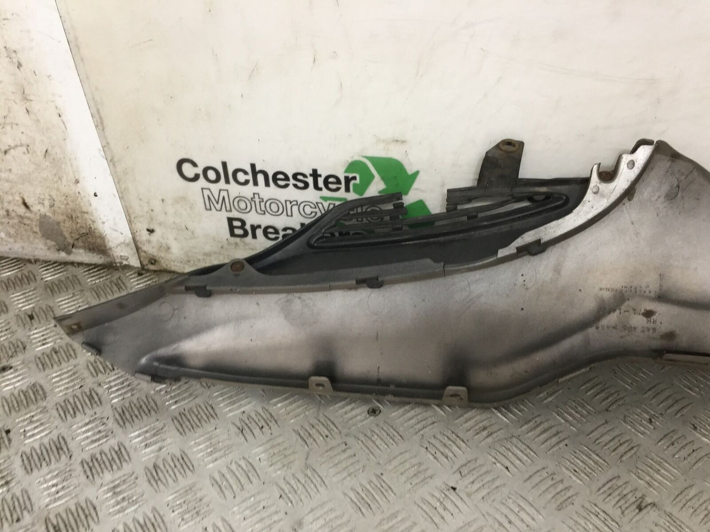 SUZUKI AN 250 BURGMAN RIGHT LOWER PANEL YEAR 1999  (STOCK 881)