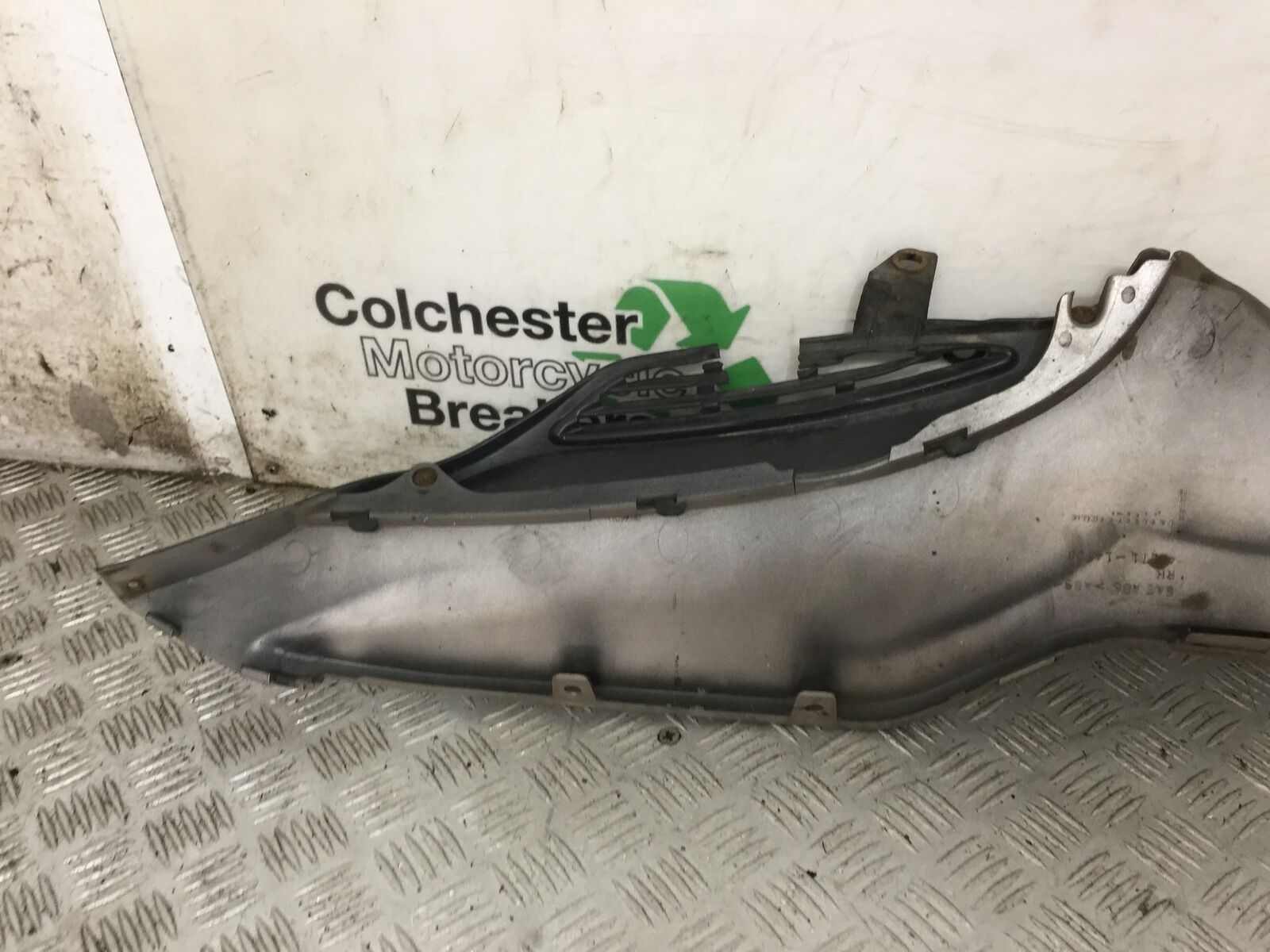 SUZUKI AN 250 BURGMAN RIGHT LOWER PANEL YEAR 1999  (STOCK 881)