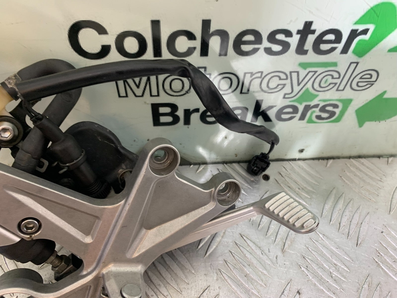 HONDA CBR1000 rr FIREBLADE FRONT RIGHT HANGER & PEDAL  2008-2011 (CMB1253)