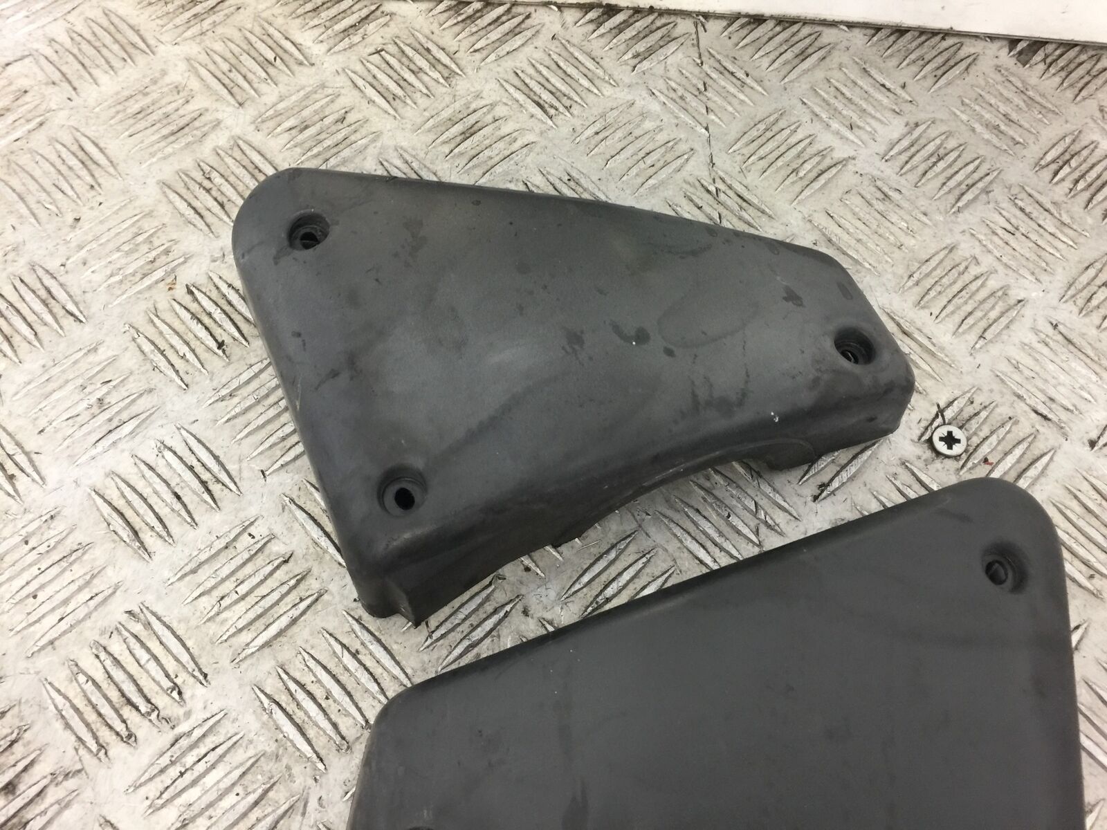 YAMAHA FZS600 FAZER 600 LEFT AND RIGHT FRAME COVERS YEAR 1998  (STOCK NO 335)
