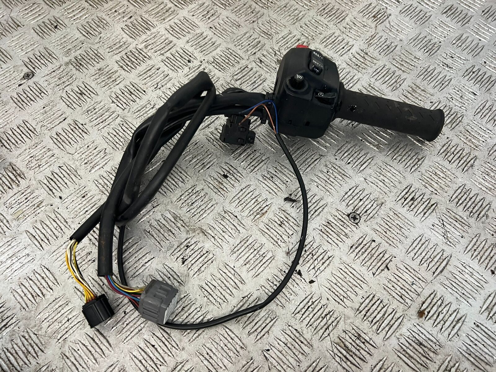 TRIUMPH TIGER 1200 EXPLORER RIGHT SWITCH GEAR   YEAR  2012-2015 (STOCK 901)