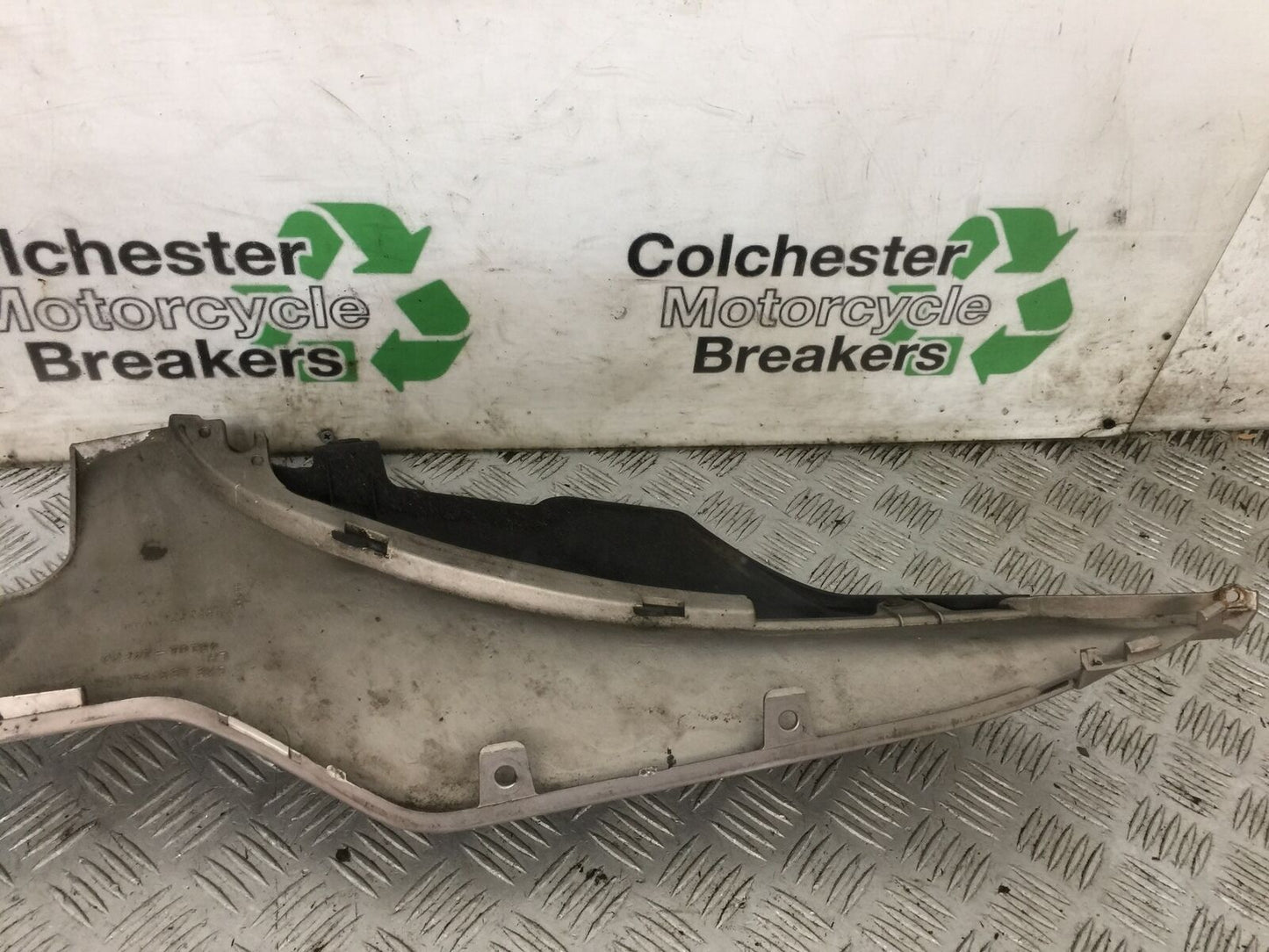 SUZUKI AN 250 BURGMAN LEFT LOWER PANEL YEAR 1999  (STOCK 881)