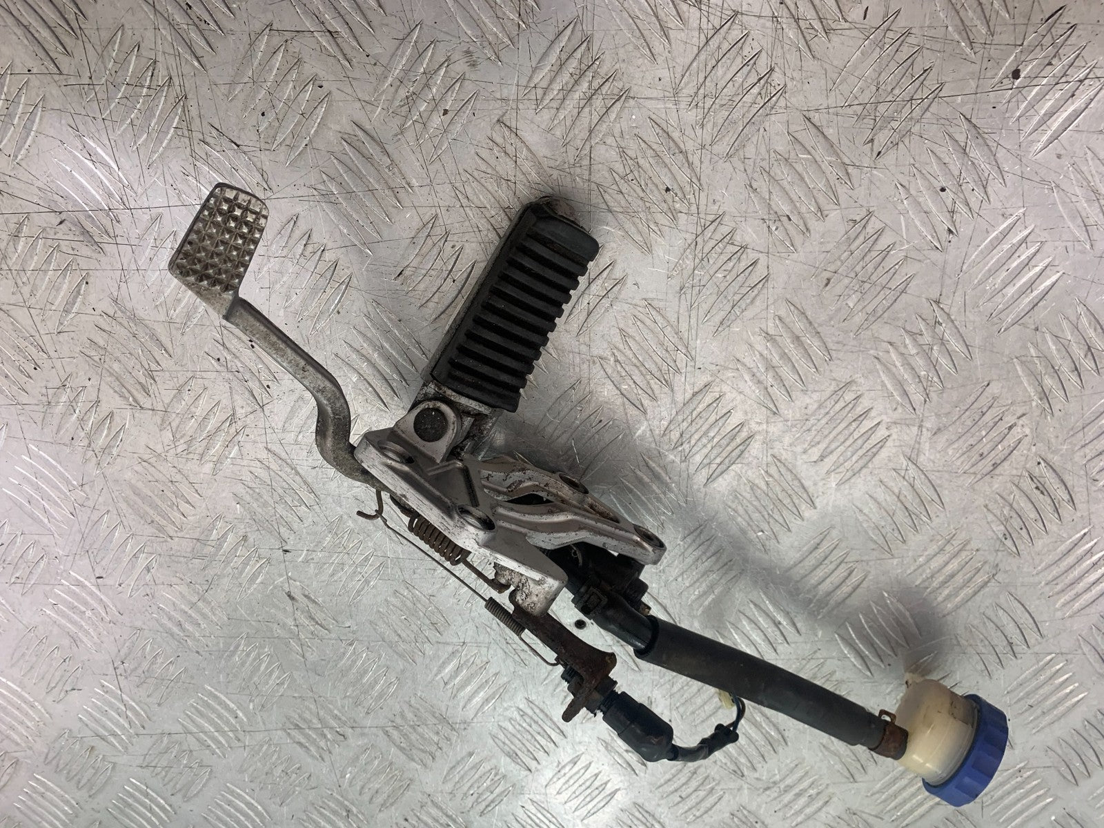 KAWASAKI GPZ600 GPZ 600 FRONT RIGHT HANGER  YEAR 1988-90 (CMB1258)