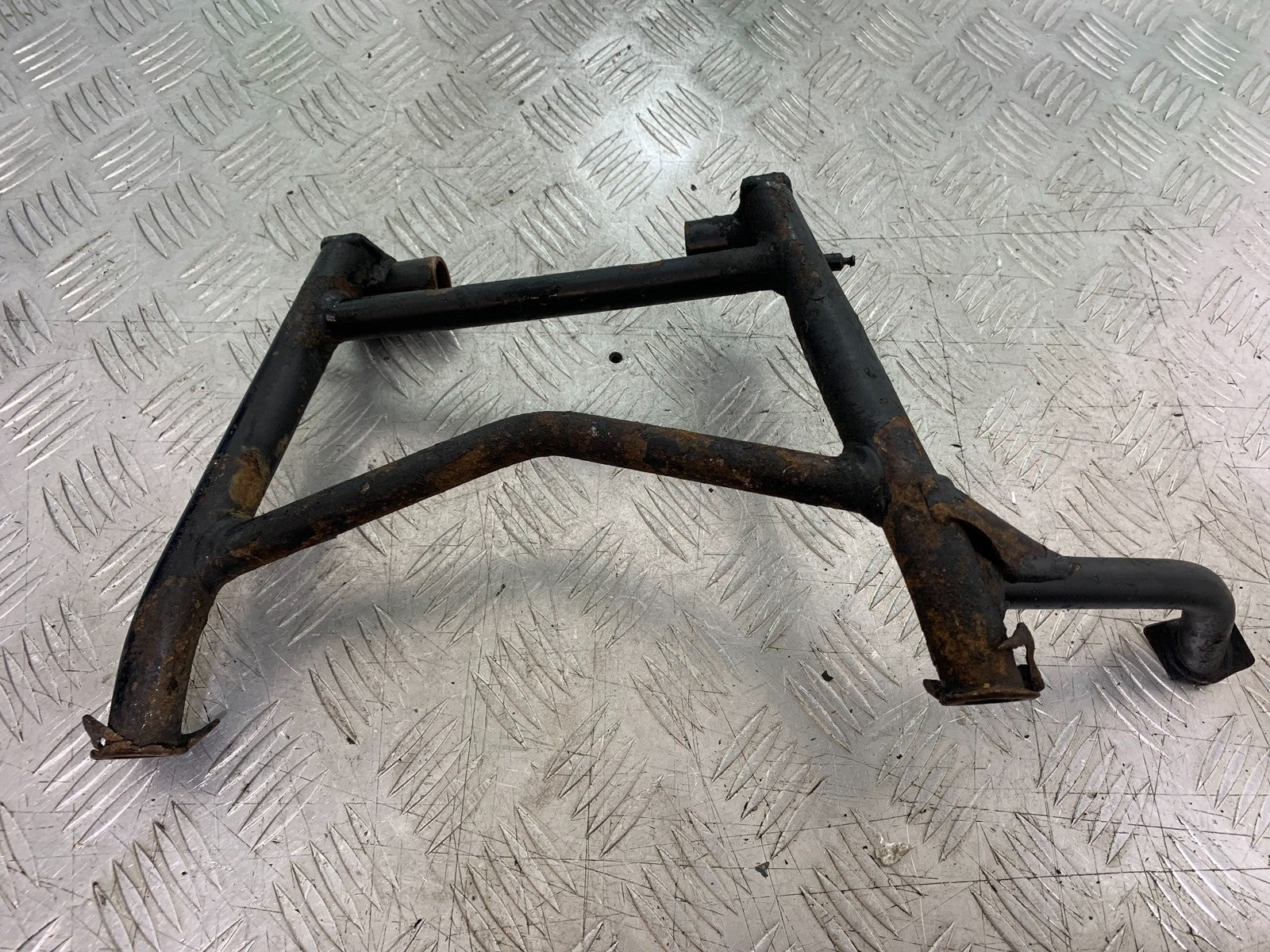 TRIUMPH TROPHY 900 CENTER STAND  YEAR 1991-95 (CMB1251)