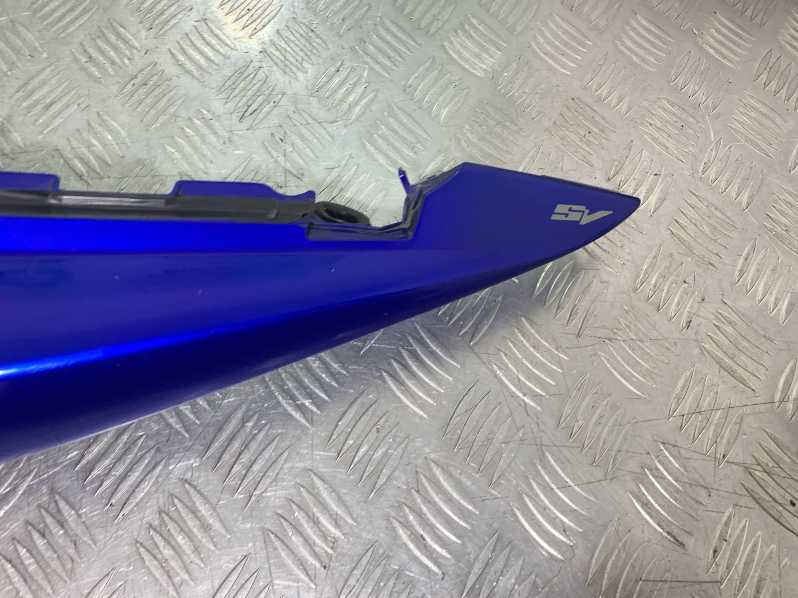 SUZUKI SV1000 SV 1000 LEFT SEAT PANEL YEAR 2003-2007 (CMB1293)