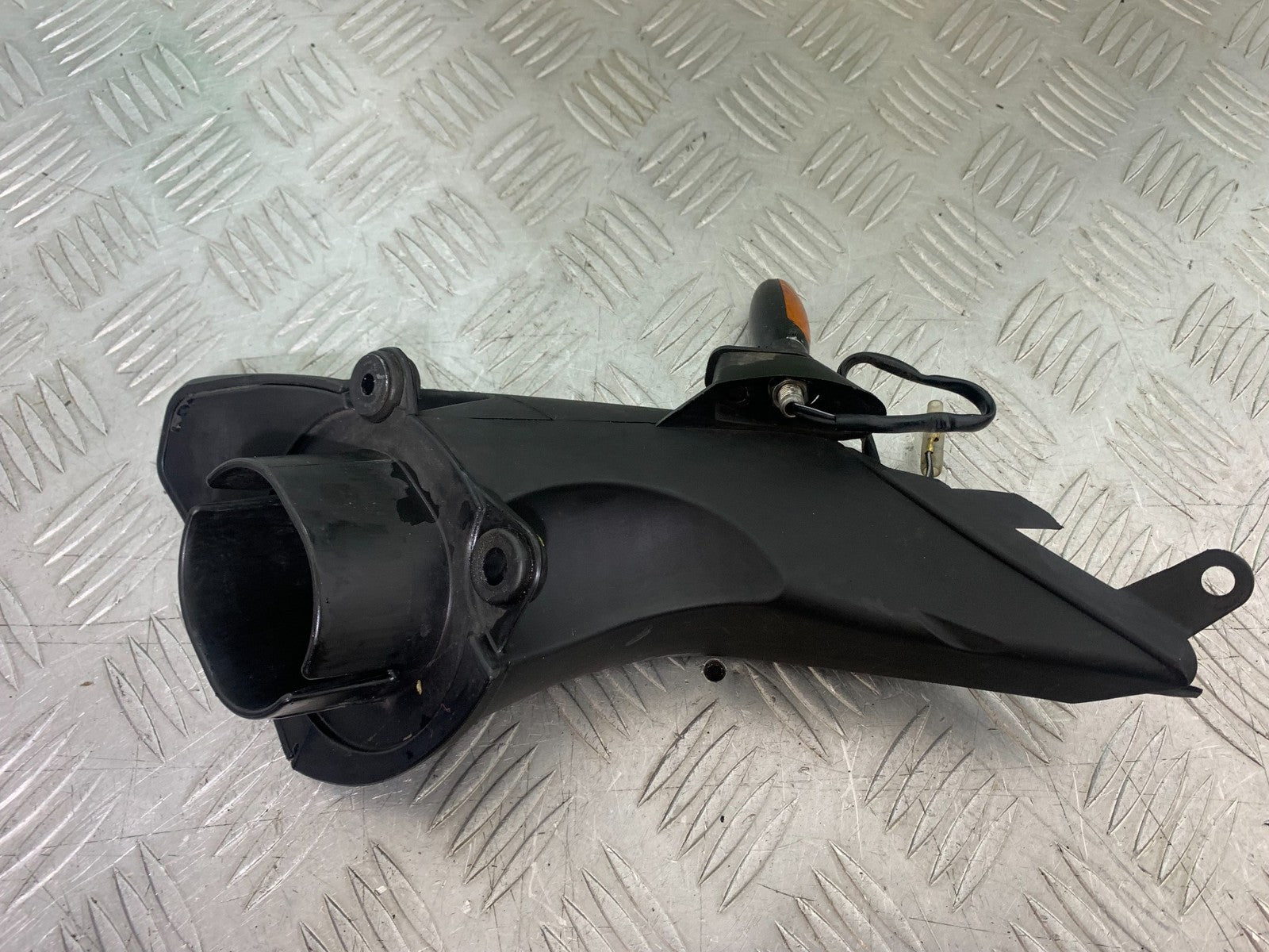 APRILIA TUONO 1000 V4 RIGHT AIR TUBE AND INDICATOR YEAR 2013-2014  (CMB1239)