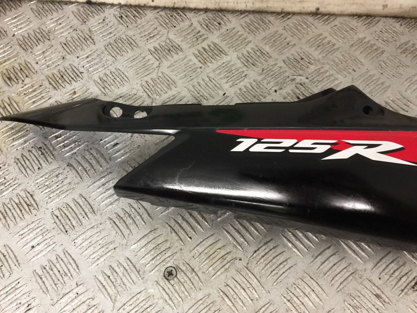 HONDA CBR125 CBR 125 RIGHT SEAT PANEL  YEAR 2007-10 (STOCK 884)