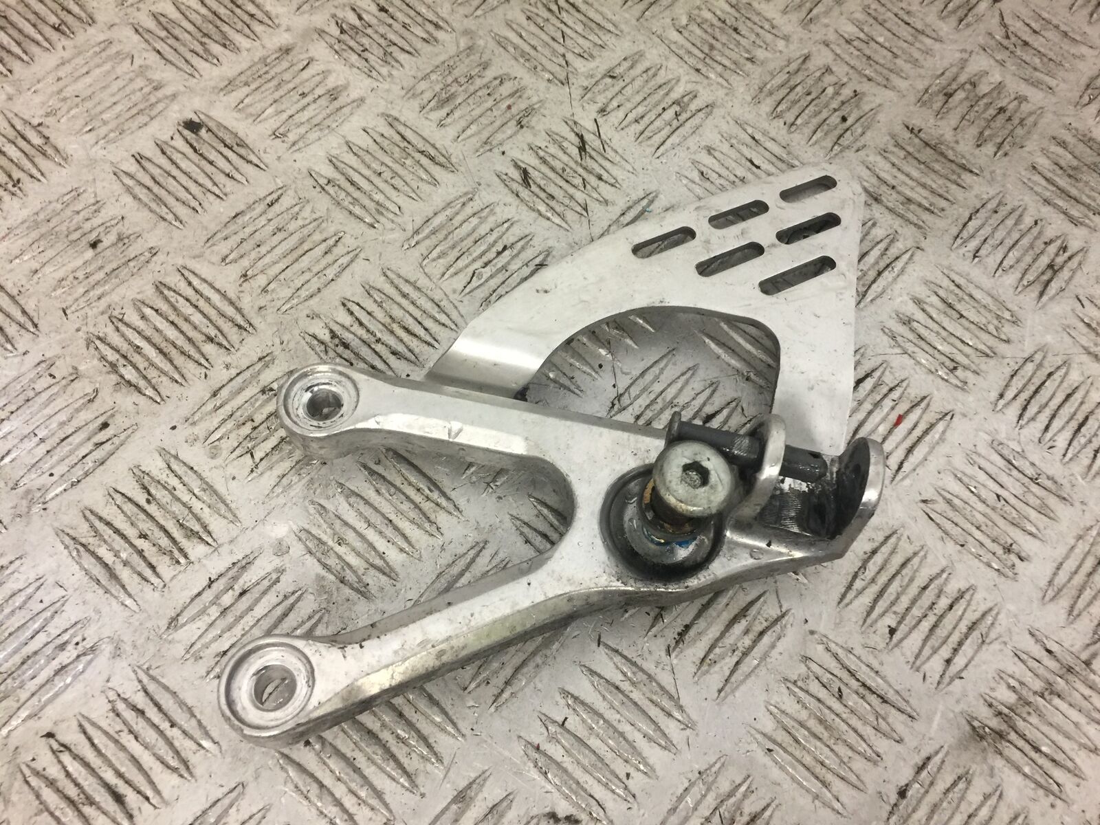 YAMAHA R6 5SL FRONT LEFT HANGER  YEAR 2004 (STOCK 666)