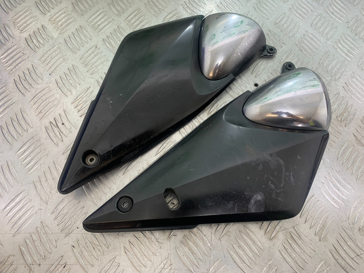 SUZUKI GSF600 GSF 600 BANDIT LEFT & RIGHT PANELS YEAR 2001-2003 (CMB1157)