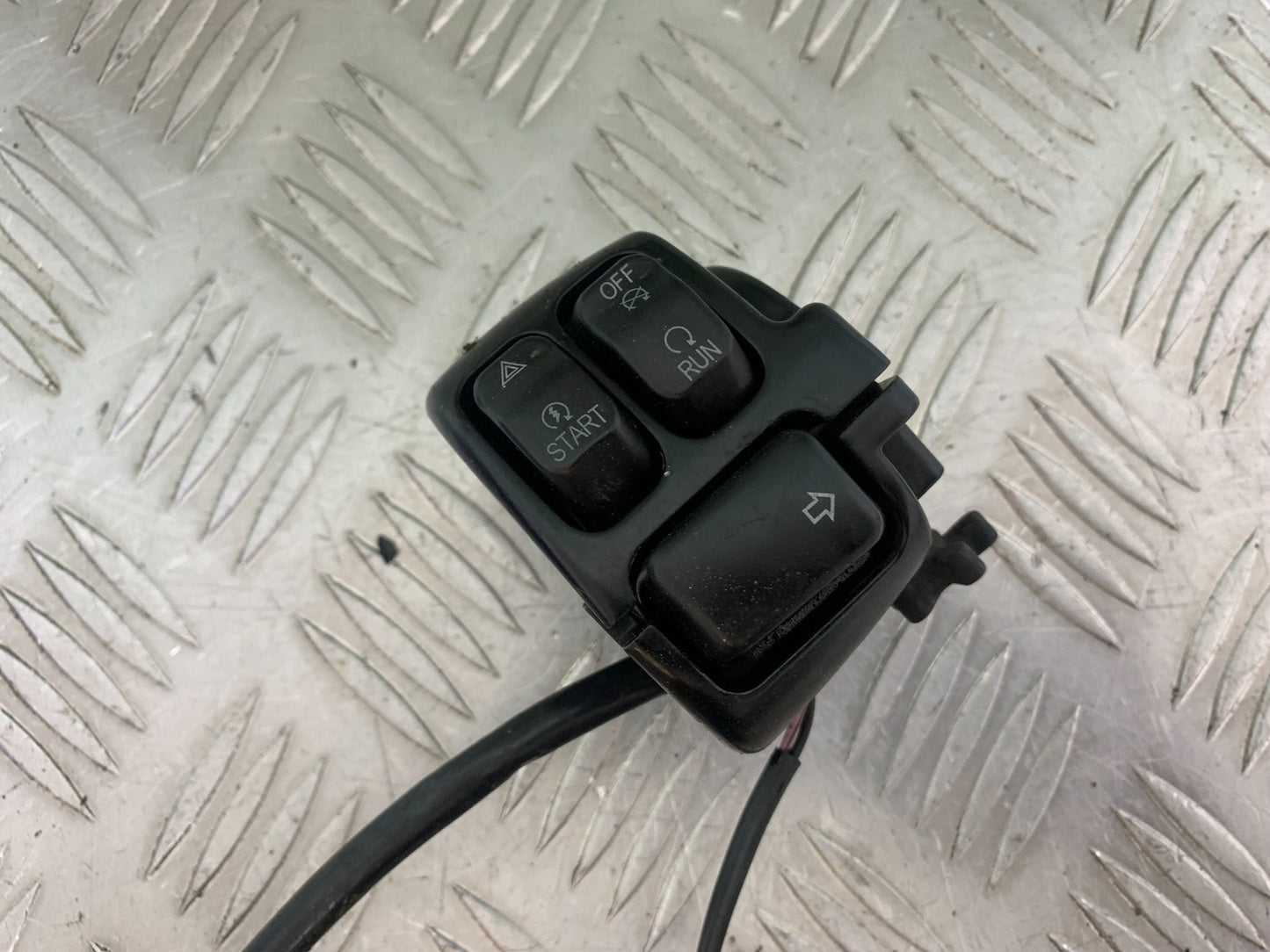 HARLEY DAVIDSON FXS BLACKLINE 1585 RIGHT SWITCH GEAR  YEAR 2012 (CMB1147)