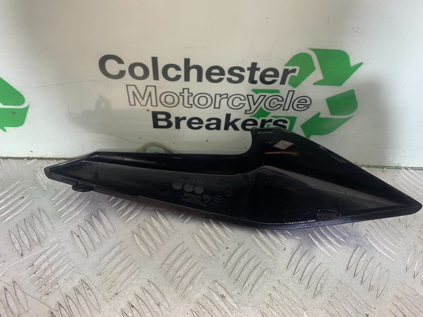 TRIUMPH 675 STREET TRIPLE RIGHT SEAT PANEL    2013-2016 (CMB1186)