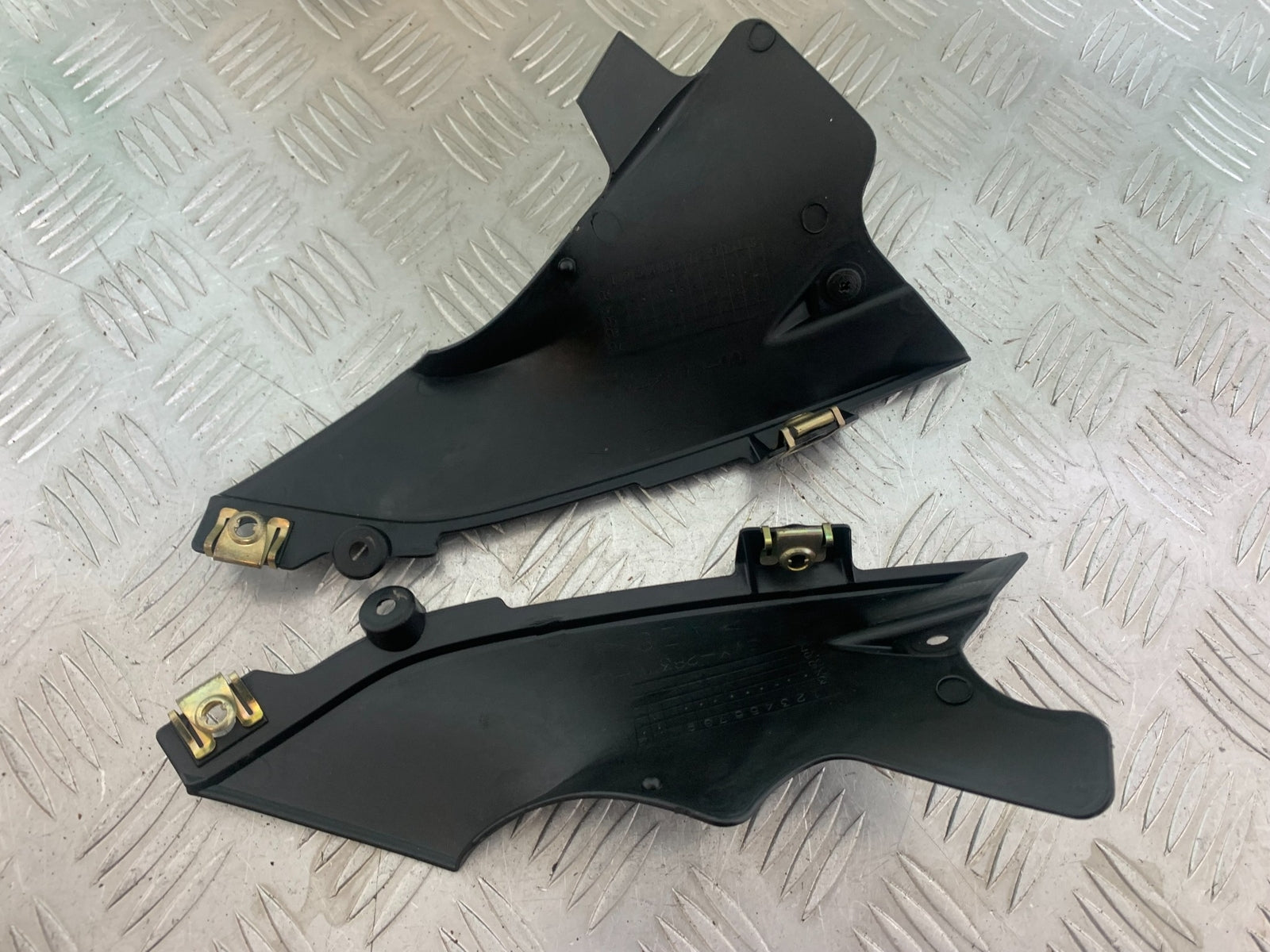 YAMAHA YZF R1 LEFT AND RIGHT TOP FAIRING INFILL PANELS  YEAR 2004-2006 (CMB1155)