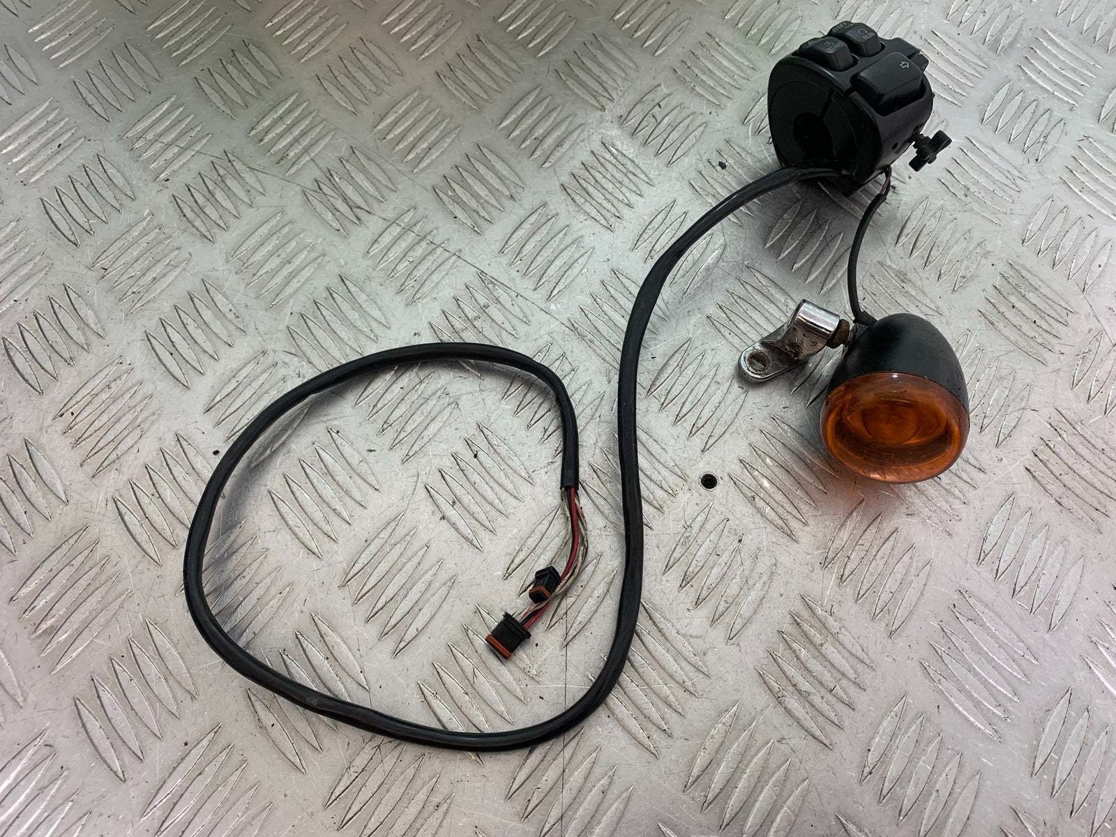 HARLEY DAVIDSON FXS BLACKLINE 1585 RIGHT SWITCH GEAR  YEAR 2012 (CMB1147)
