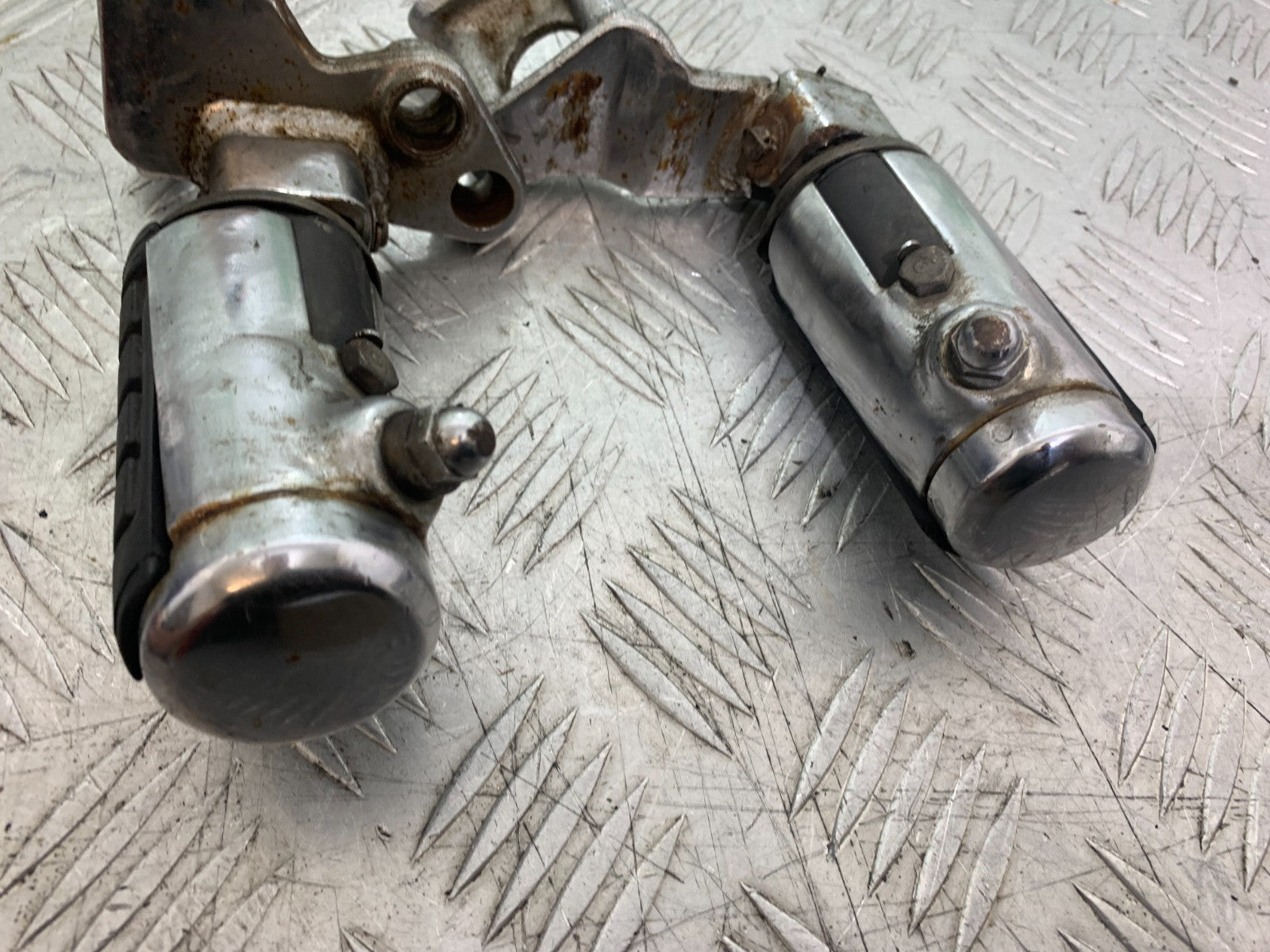 HONDA VT700 VT 700 SHADOW FRONT FOOTPEGS  YEAR 1984-85 (CMB1328)