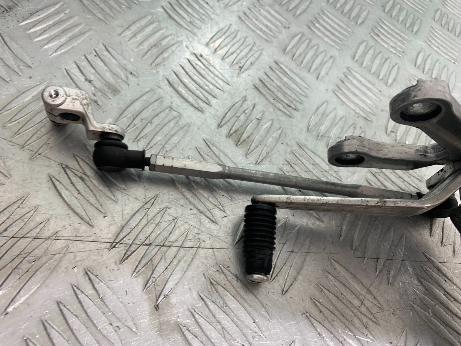 KAWASAKI ZX9R ZX9 R FRONT LEFT HANGER  YEAR 1998-1999 (CMB1329)