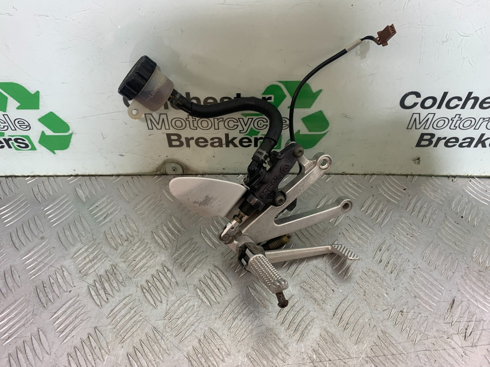 YAMAHA YZF R1 4XV FRONT RIGHT HANGER YEAR 1998-99 (CMB1291)