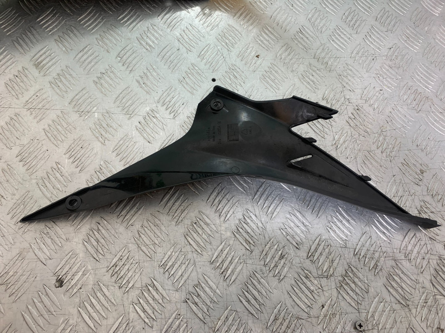 APRILIA TUONO 1000 V4R LEFT SEAT PANEL YEAR 2011-13  (CMB1331)