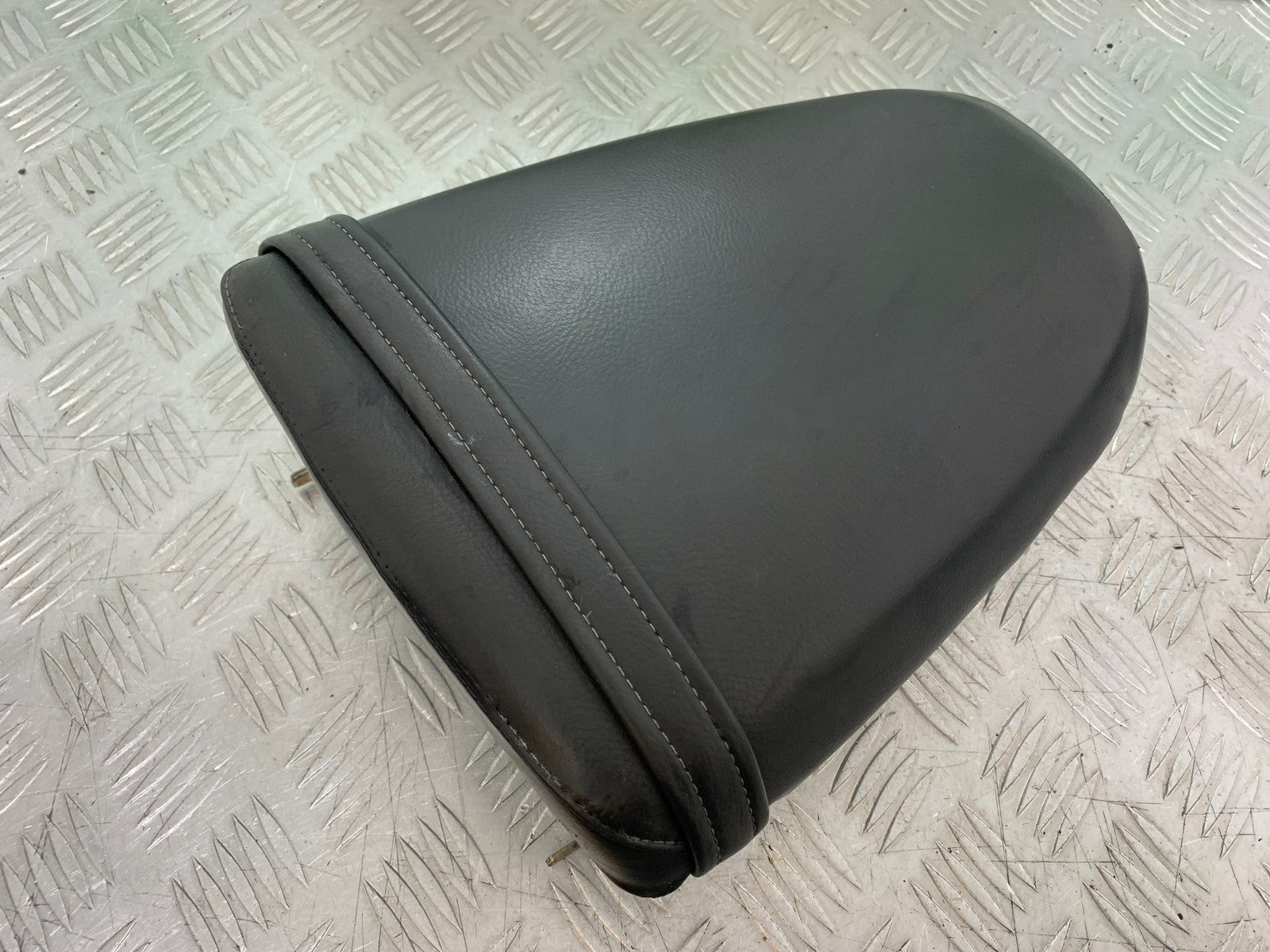 TRIUMPH 955i DAYTONA REAR SEAT  YEAR 2002-2006 (CMB1229)